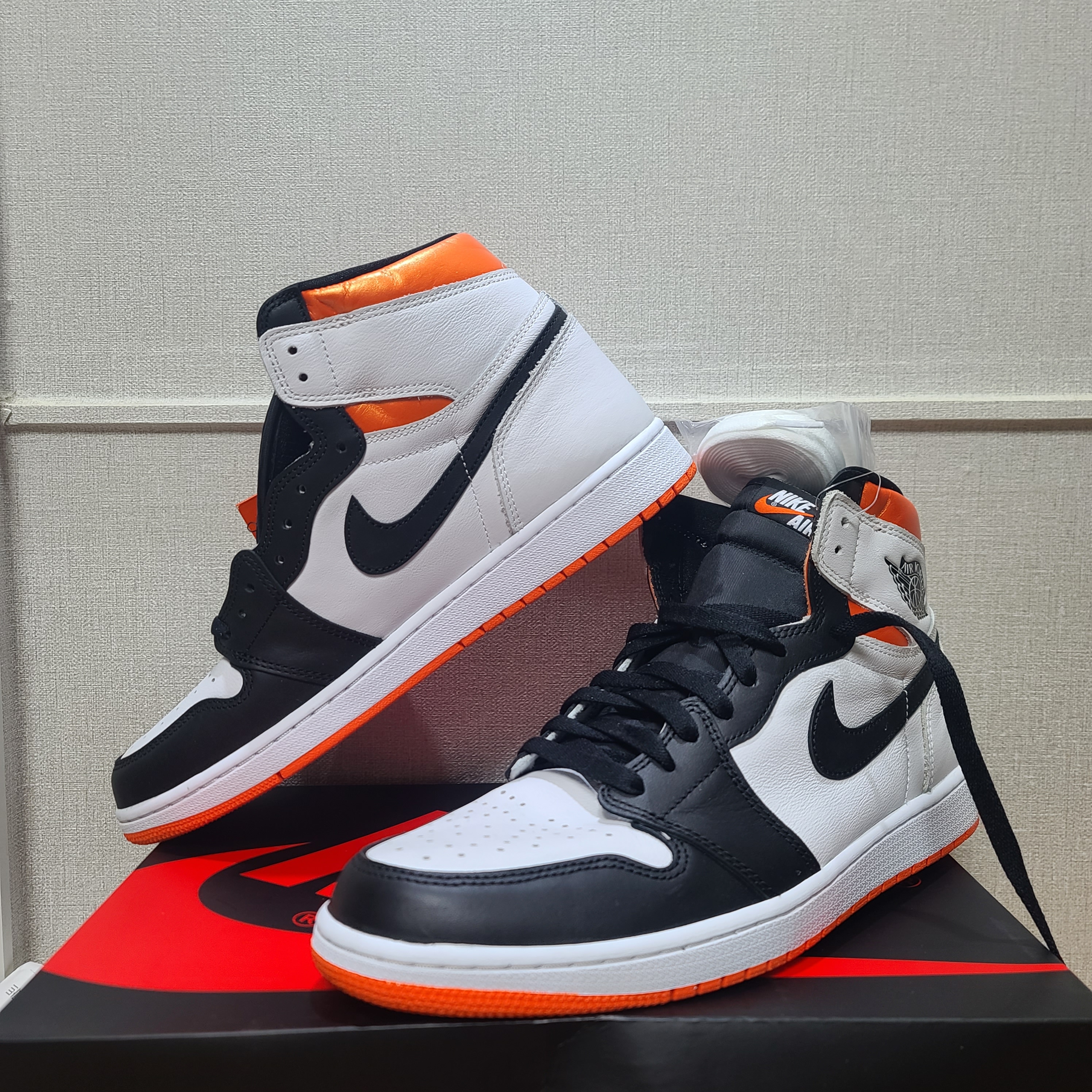 Jordan 1 Retro High Fearless UNC Chicago, Jordan 1 Retro High OG Electro Orange 착용 스타일 - 2