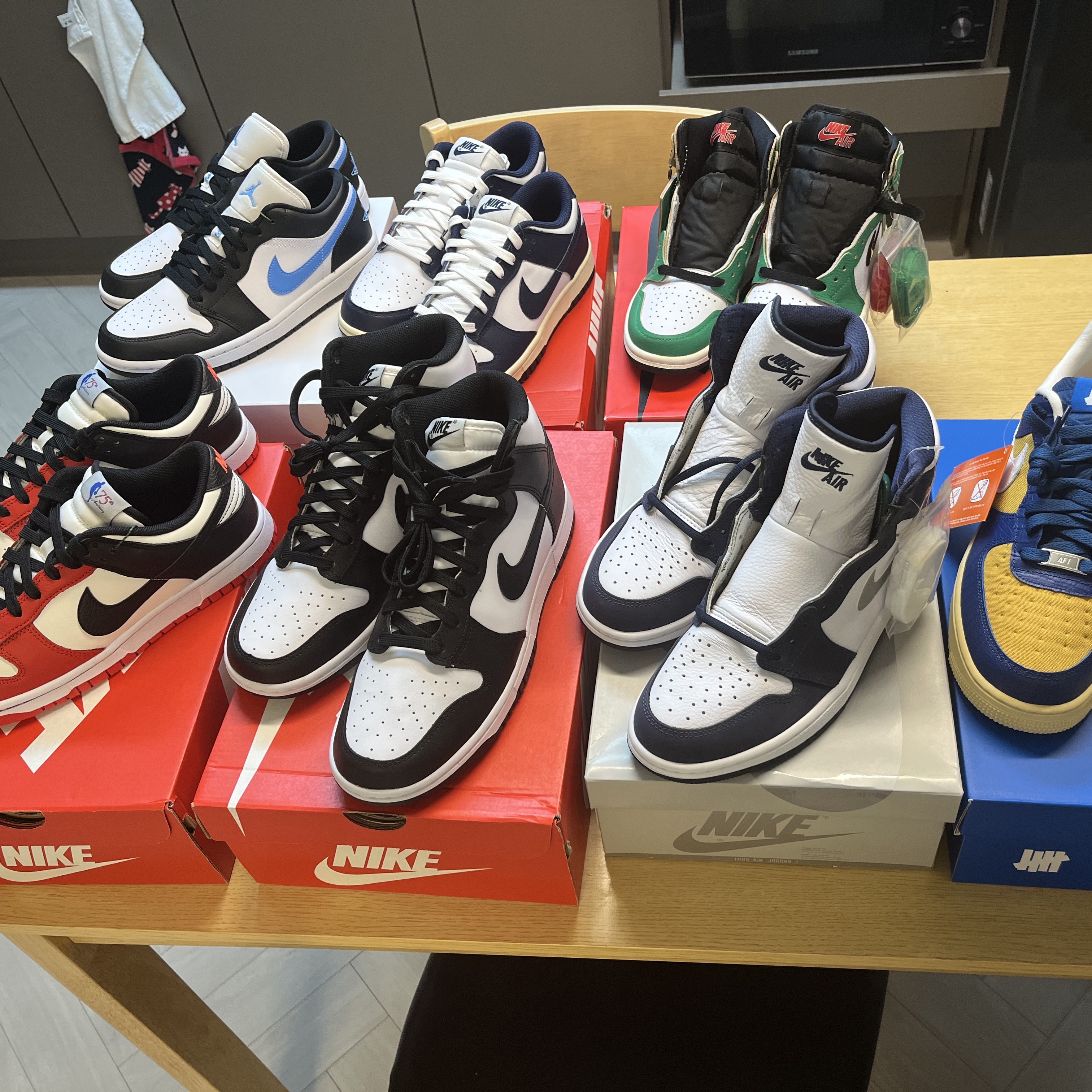 Nike x NBA Dunk Low Retro EMB Black and Chile Red, (W) Nike Dunk High Black and White 착용 스타일