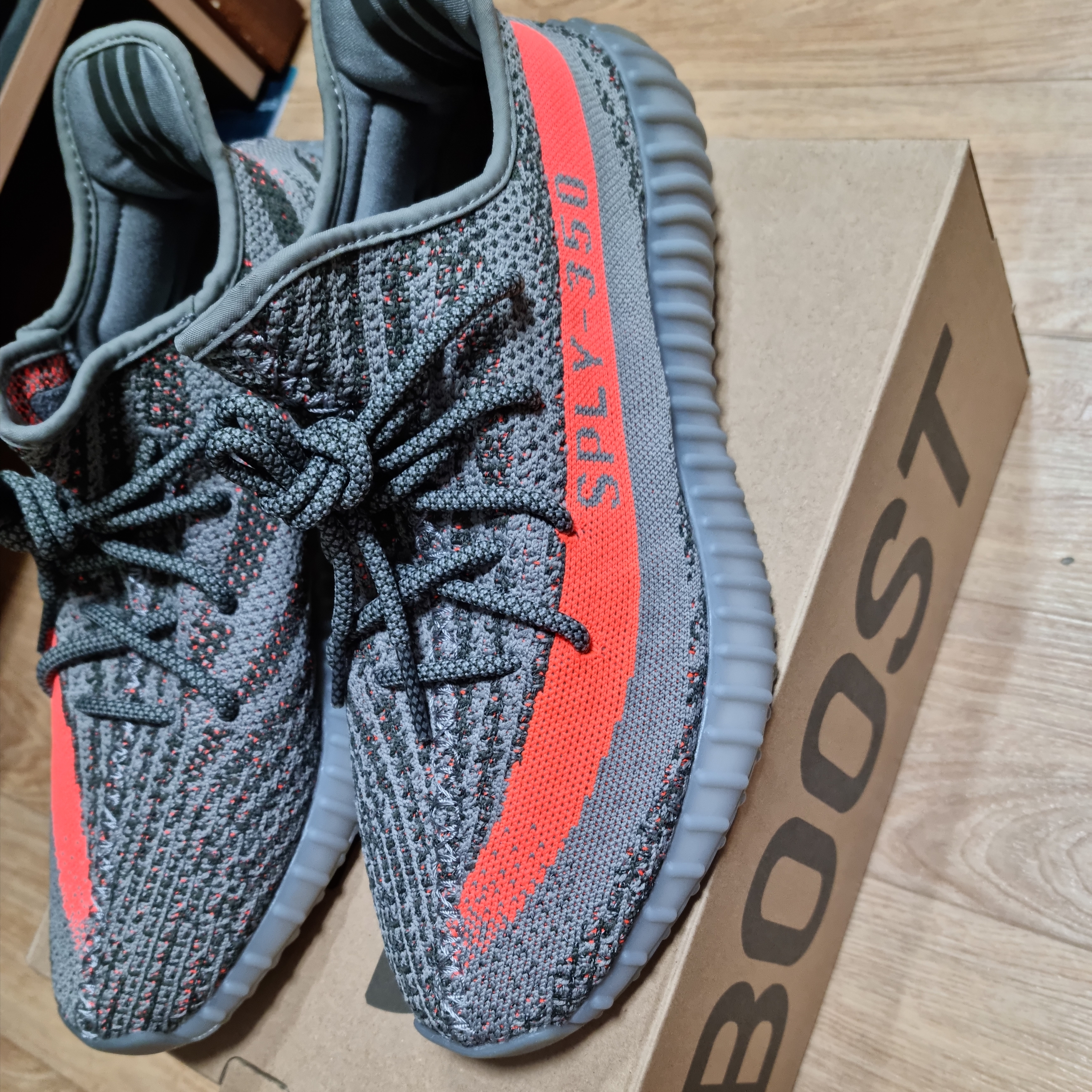 Adidas Yeezy Boost 350 V2 Beluga - Reflective 착용 스타일