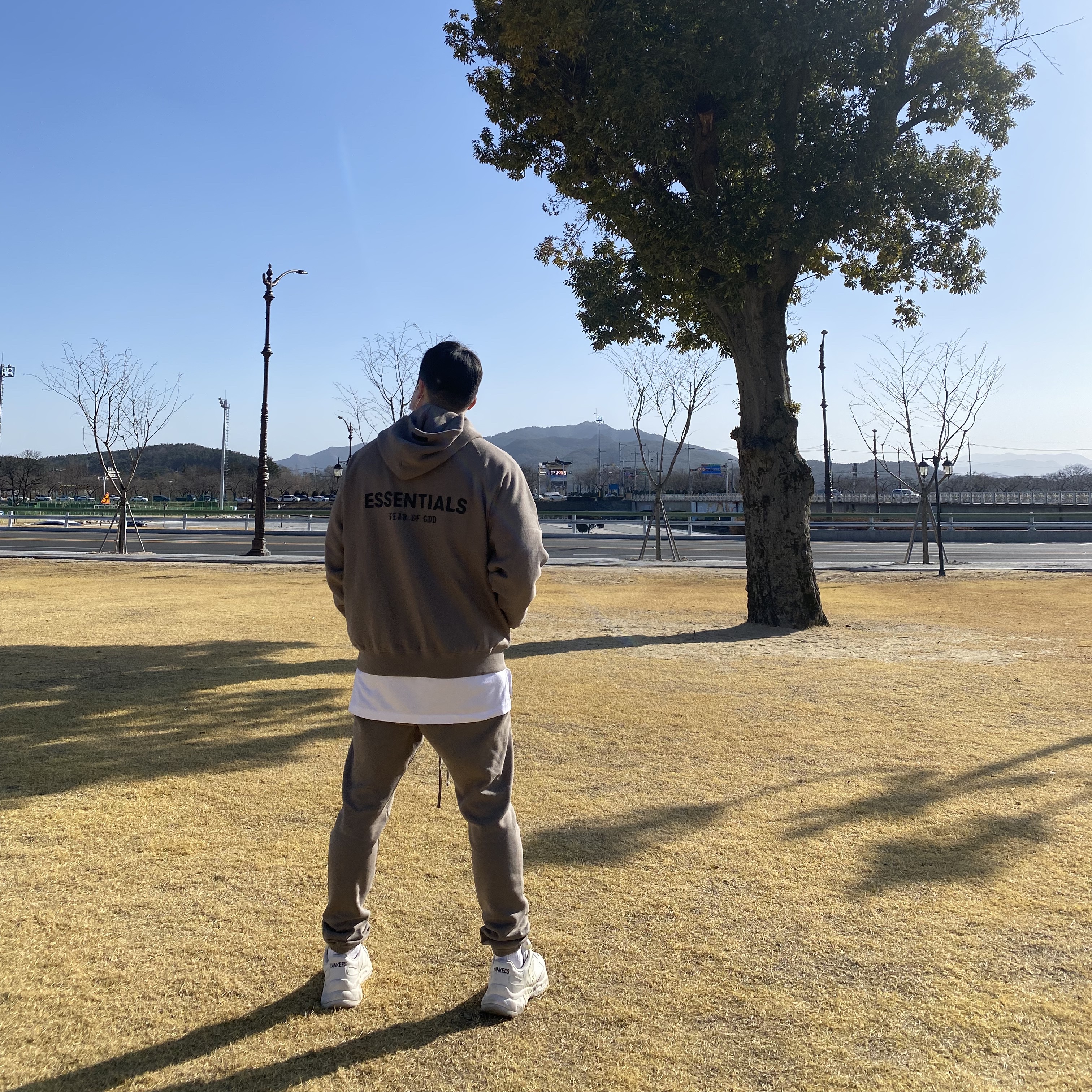 Essentials Sweatpants Taupe - 21SS, Essentials Pull-Over Hoodie Taupe - 21SS 착용 스타일 - 1
