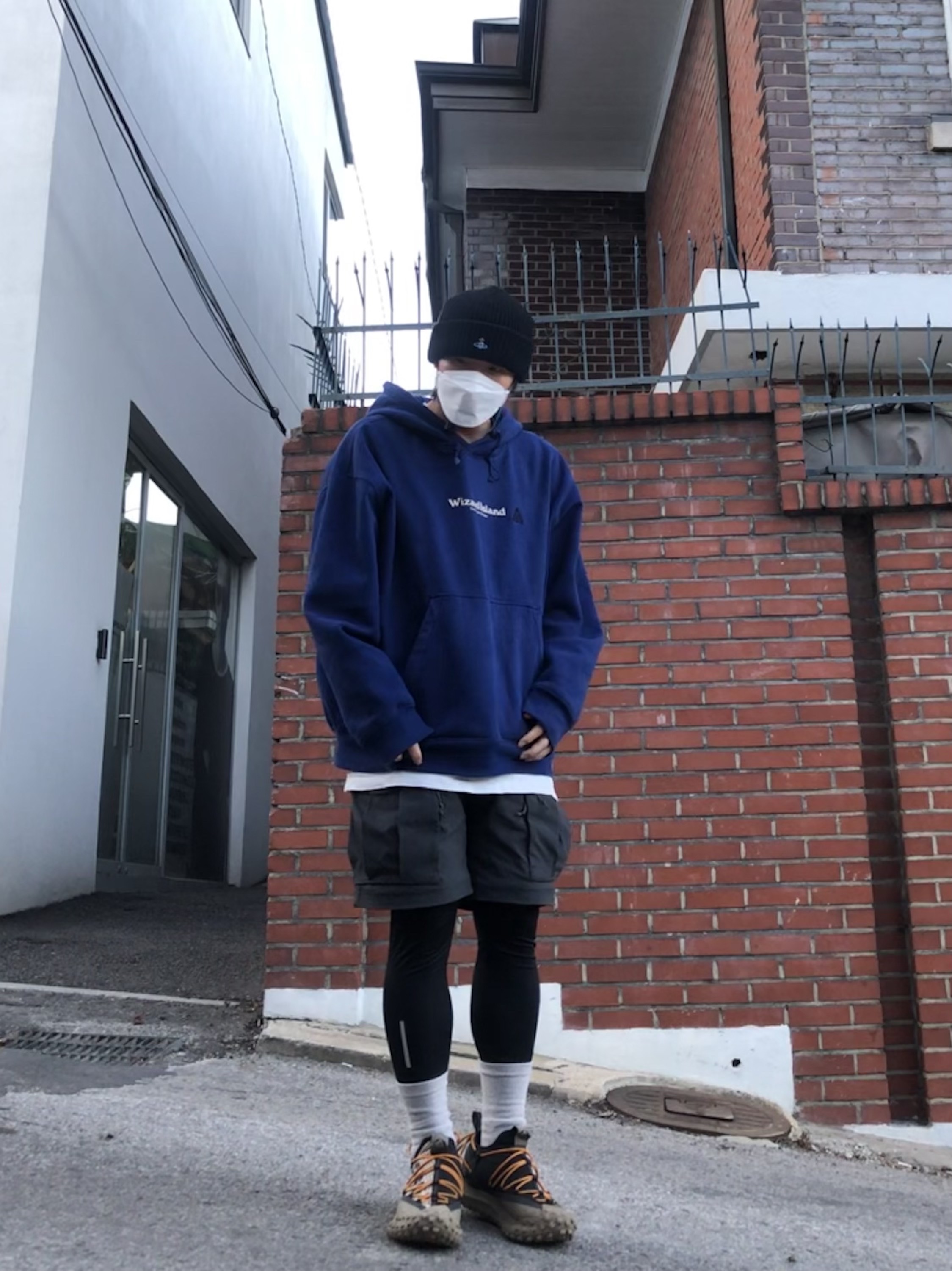 Nike ACG Mountain Fly Low Fossil Stone, Nike ACG Smith Summit Cargo Pants Dark Smoke Grey - Asia 착용 스타일
