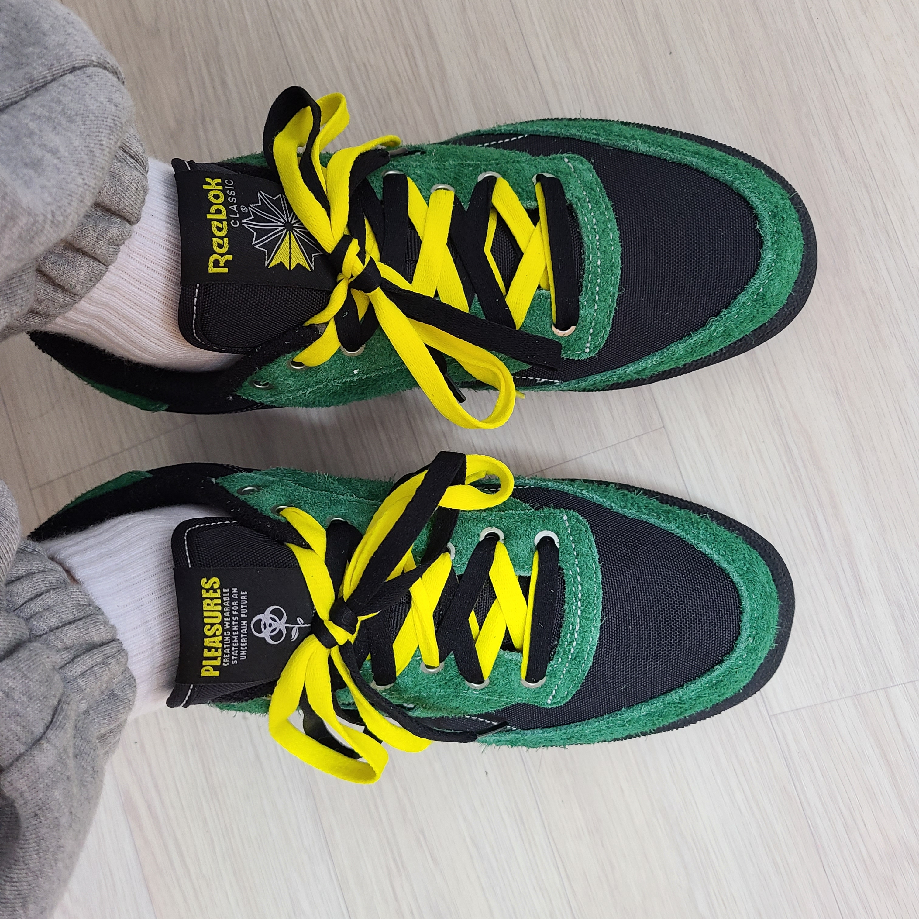 Reebok x Pleasures Club C 85 Black Pine Green 착용 스타일 - 1
