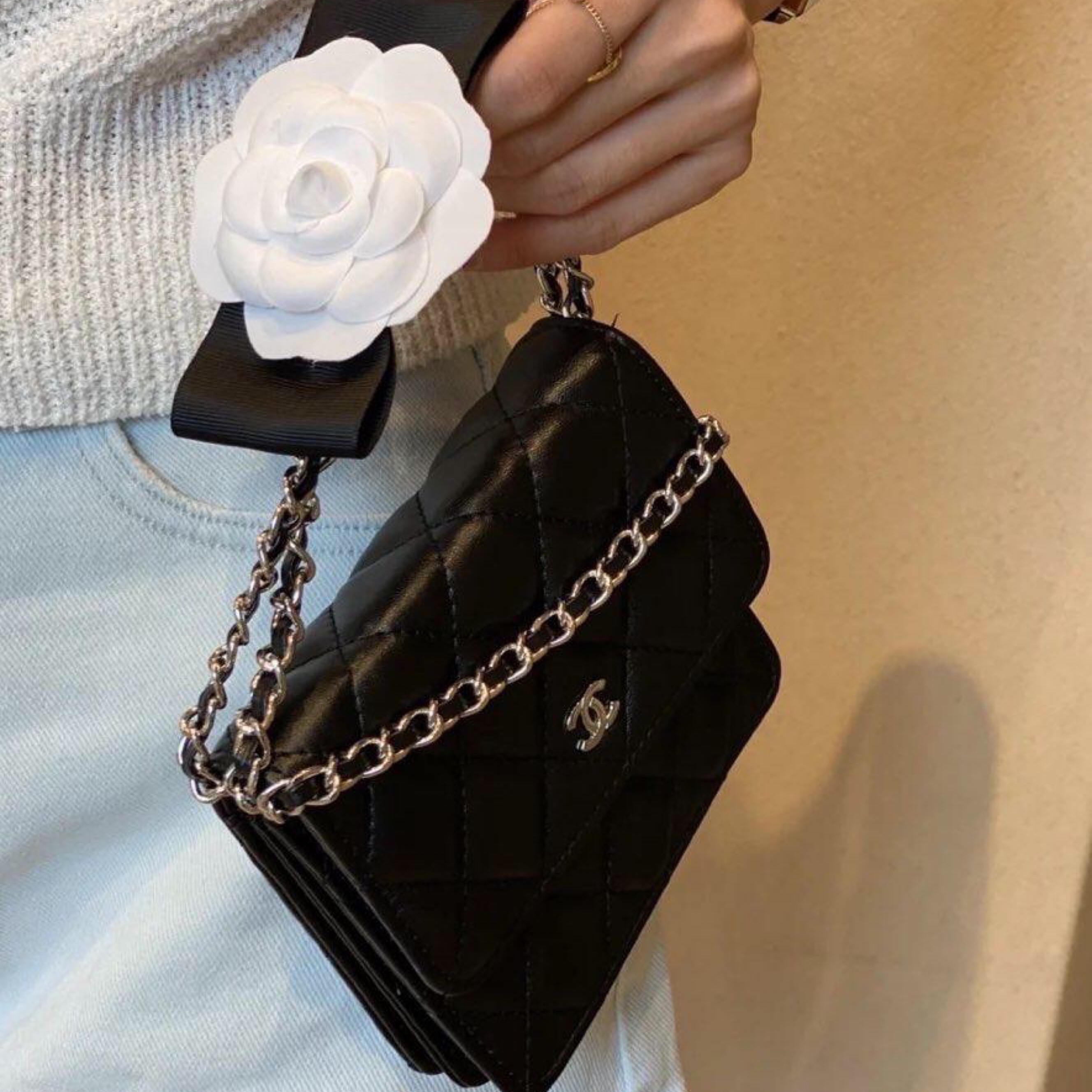 Chanel Camellia Flap Card Holder With Chain Lambskin & Gold Black 착용 스타일