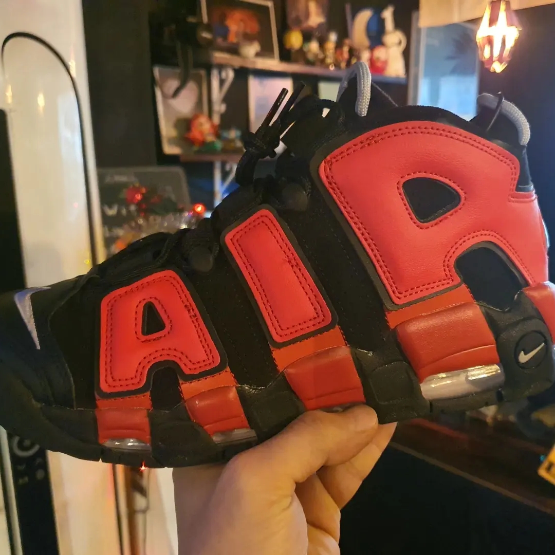 Nike Air More Uptempo 96 Black University Red 착용 스타일 - 1
