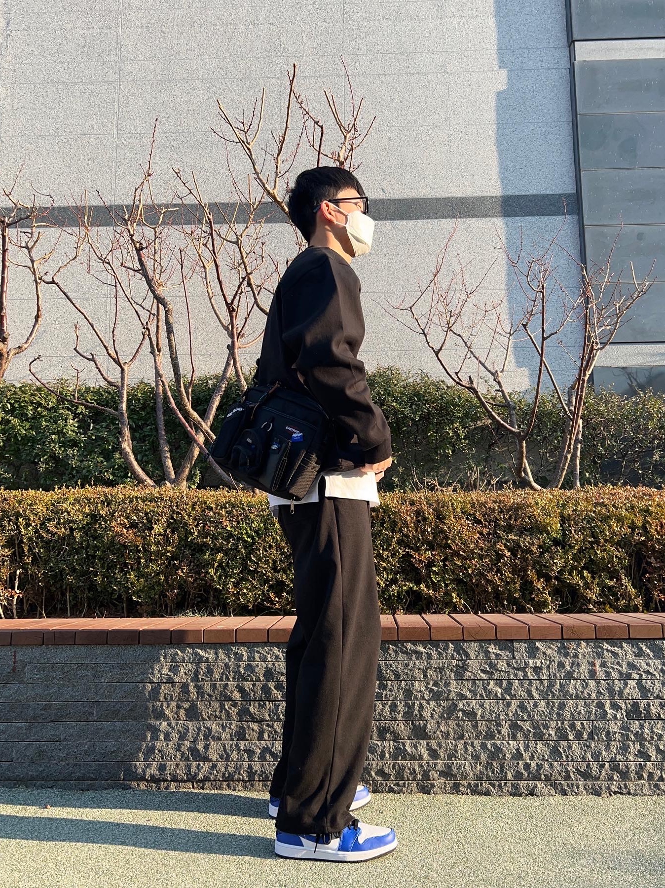 Jordan 1 Low Hyper Royal, Ader Error x Eastpak Shoulder Bag Black 착용 스타일 - 2