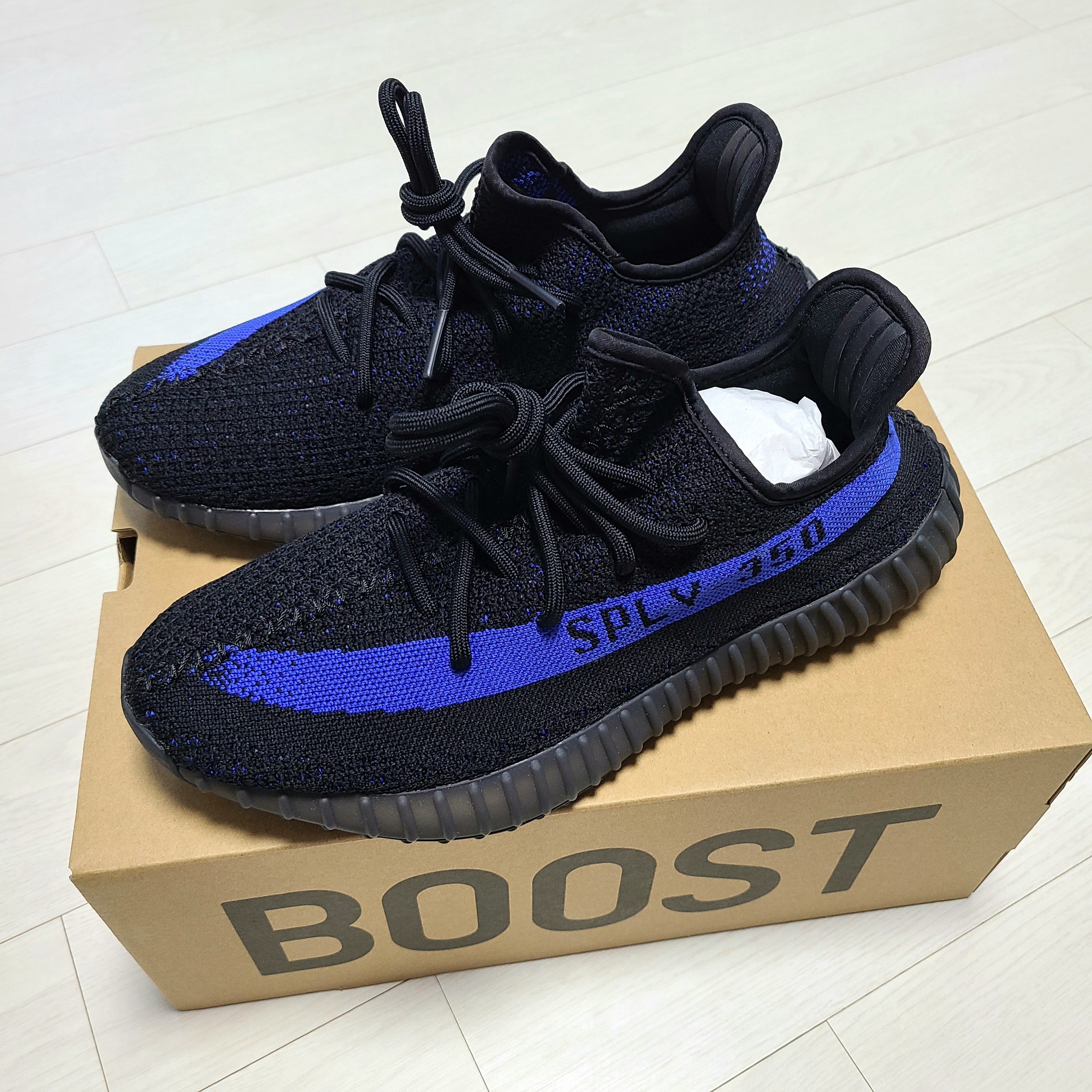 Adidas Yeezy Boost 350 V2 Dazzling Blue 착용 스타일