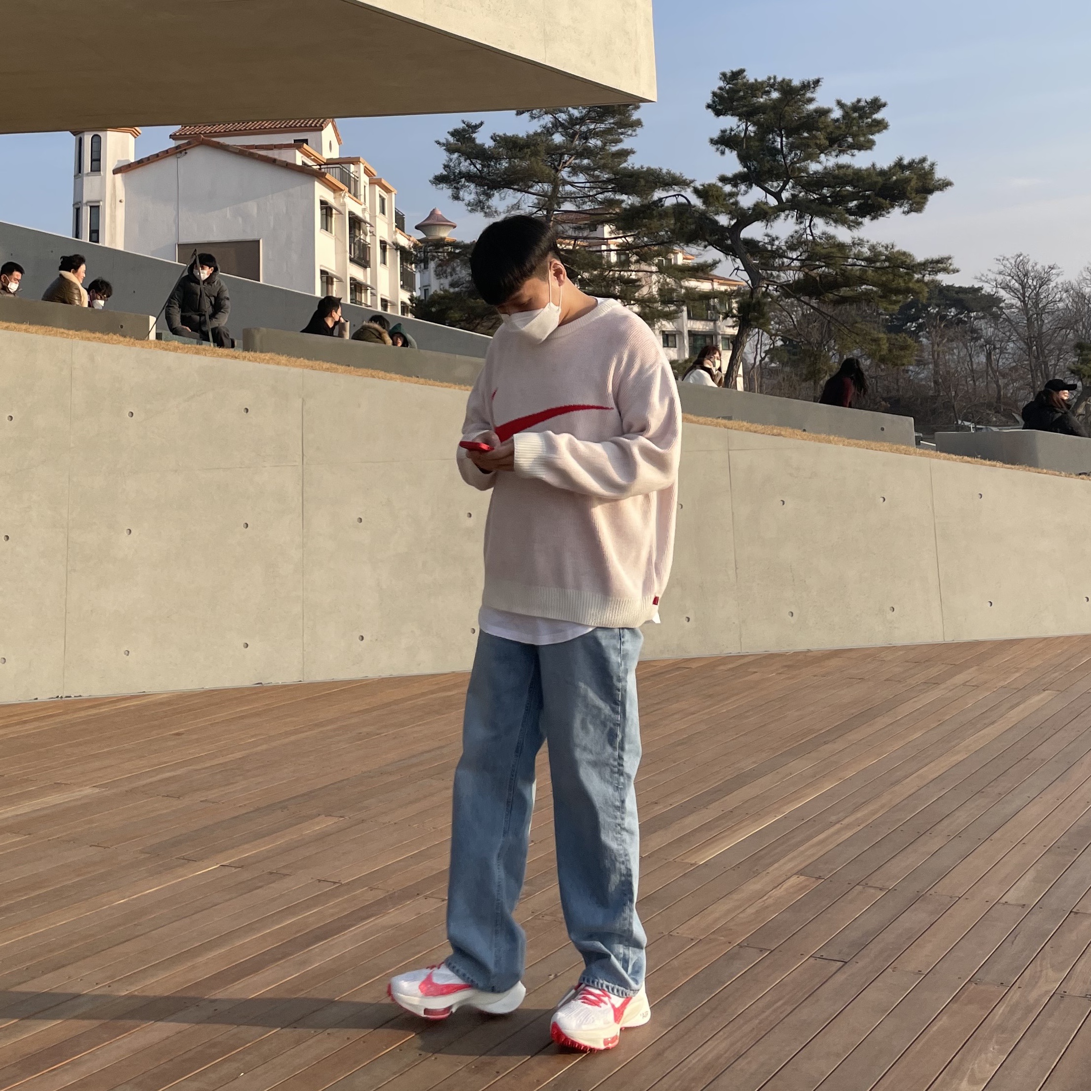 Supreme x Nike Swoosh Sweater White - 19SS, Nike x Off-White Air Zoom Tempo Next% Solar Red 착용 스타일