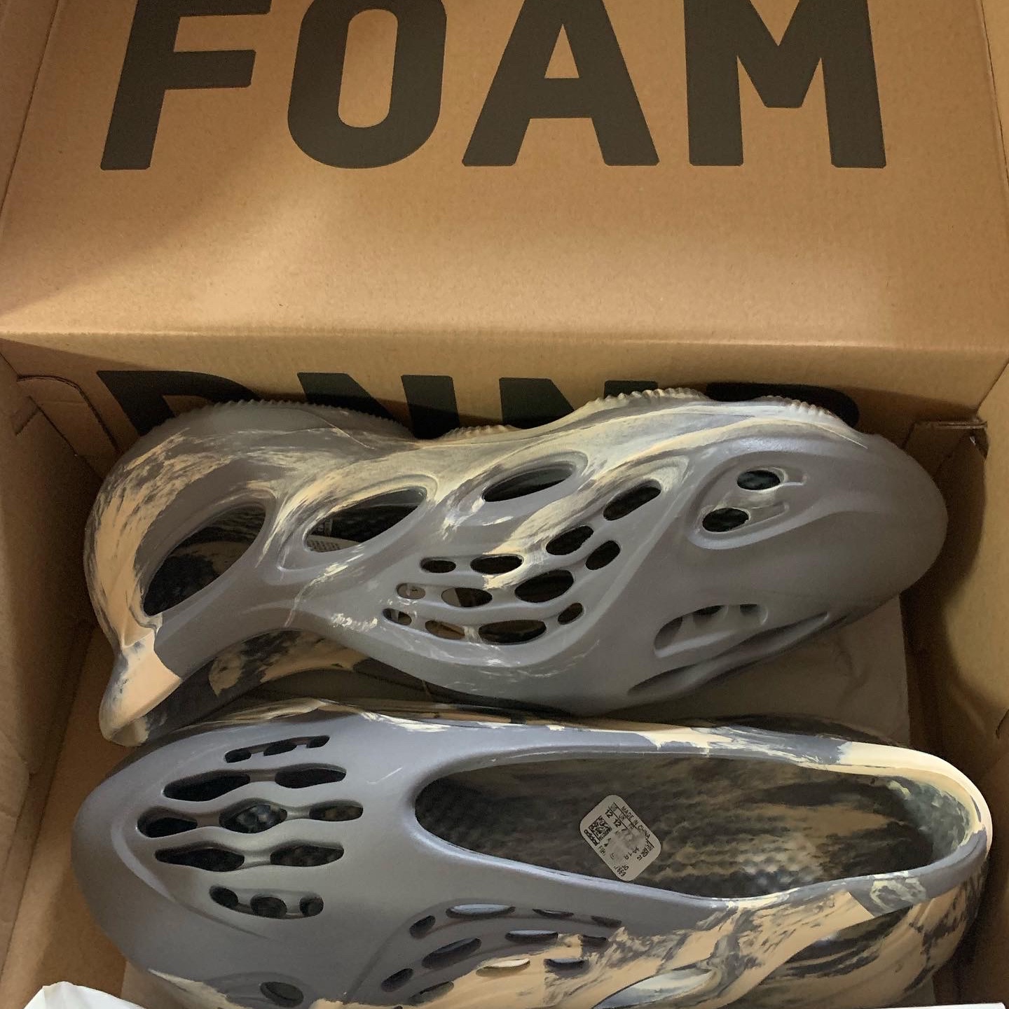 Adidas Yeezy Foam RNNR MX Cream Clay 착용 스타일 - 2