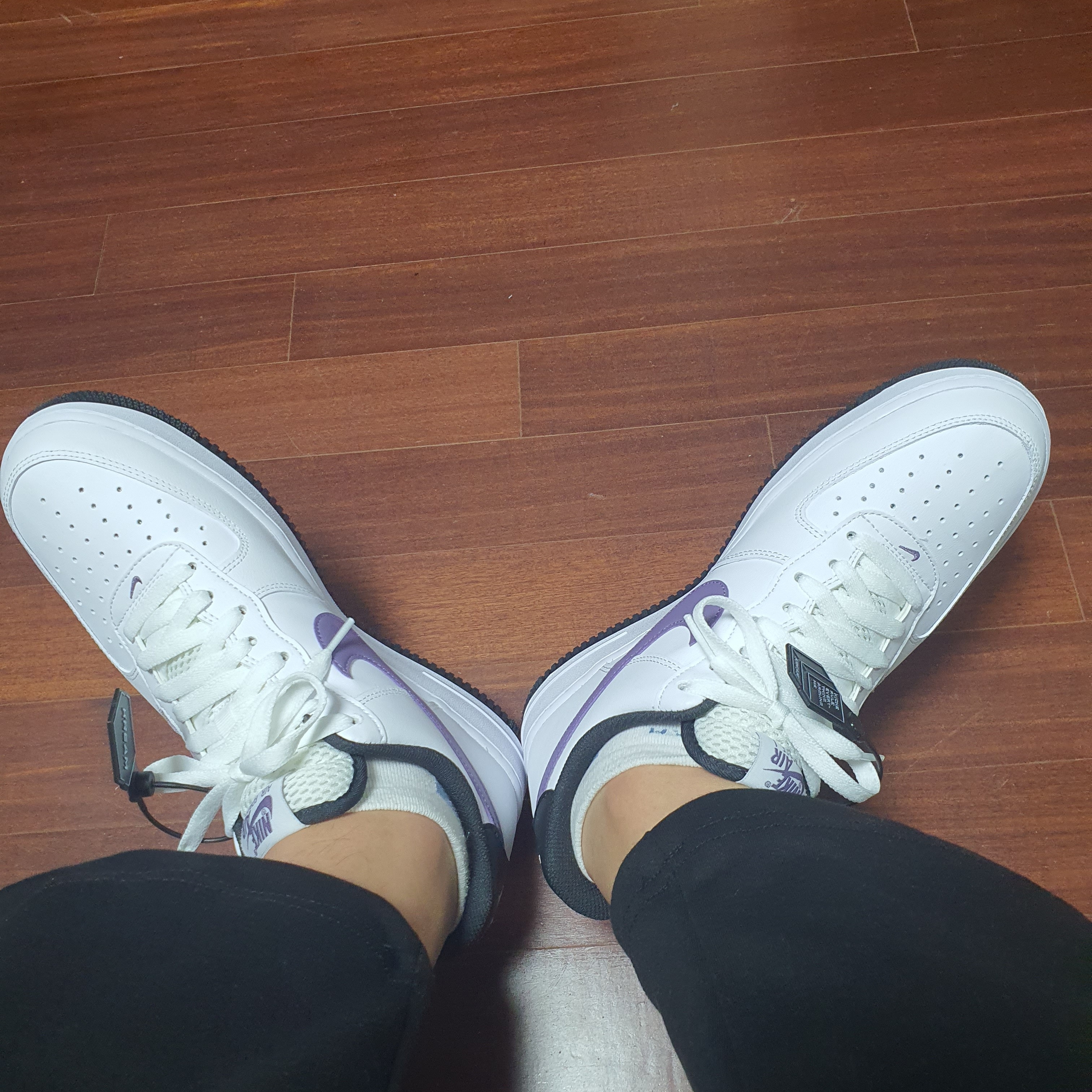 Nike Air Force 1 '07 LV8 Hoops White Canyon Purple 착용 스타일