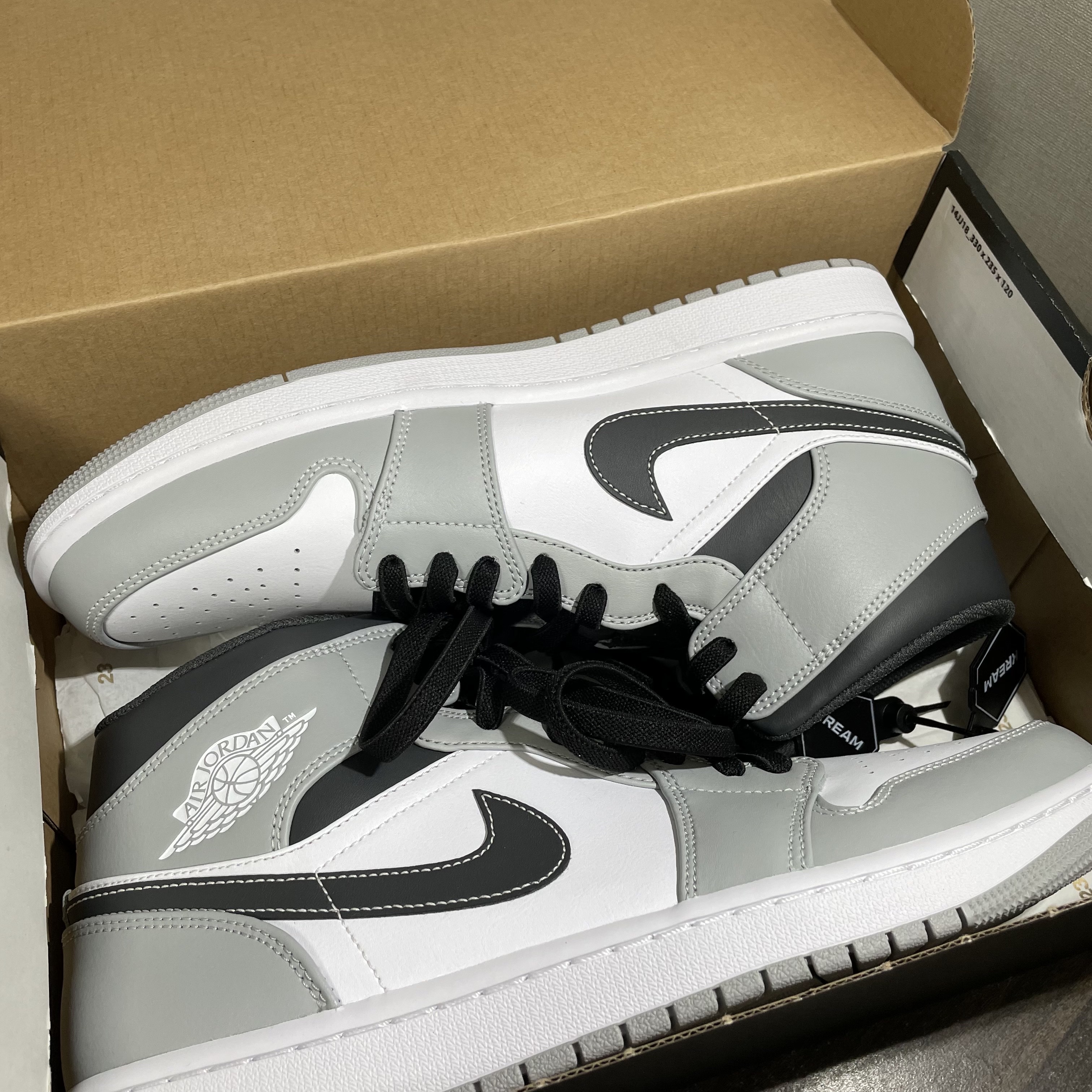 Jordan 1 Mid Light Smoke Grey Anthracite 착용 스타일 - 2