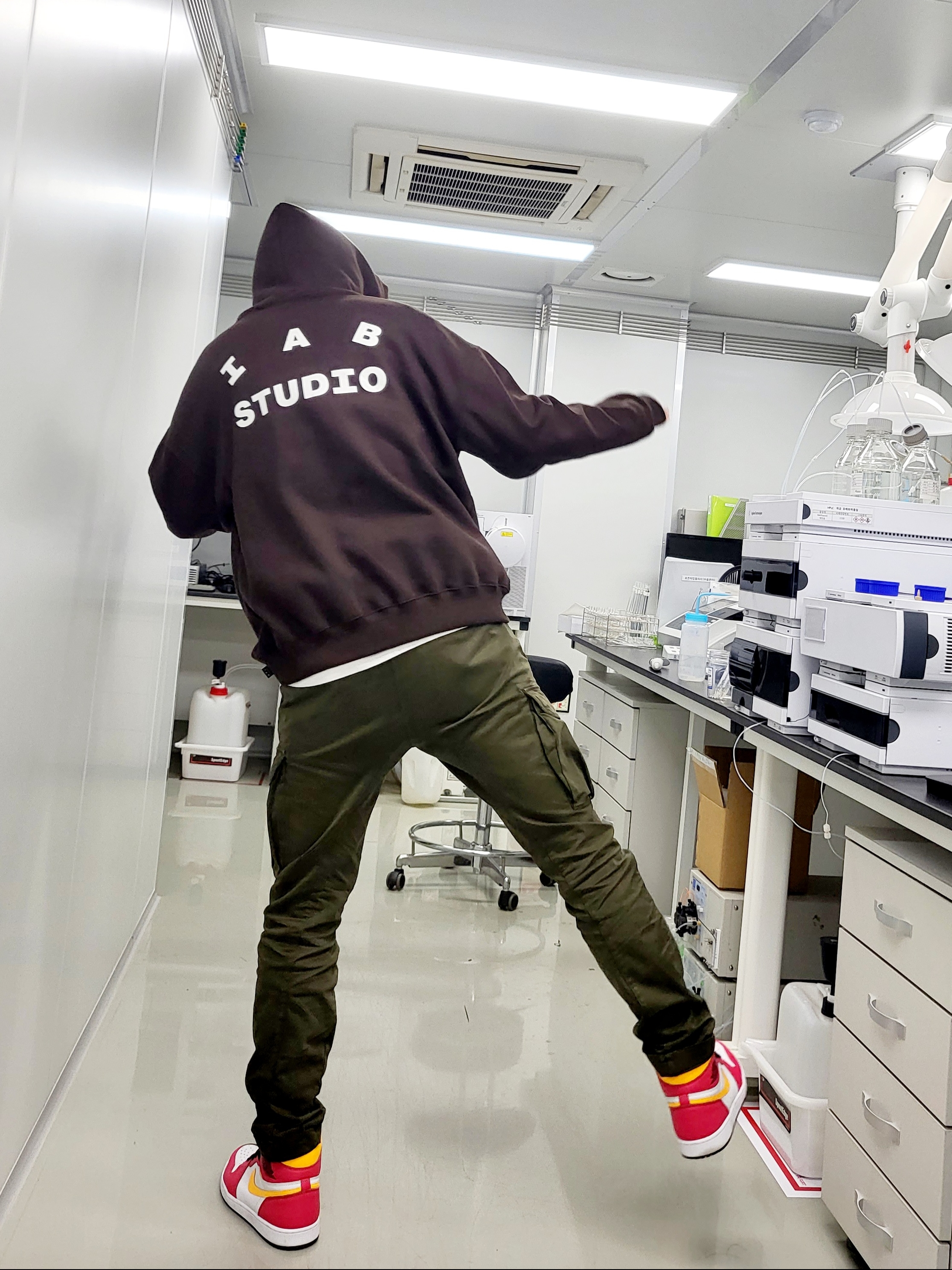 IAB Studio Hoodie Brown, Jordan 1 Retro High OG Light Fusion Red 착용 스타일