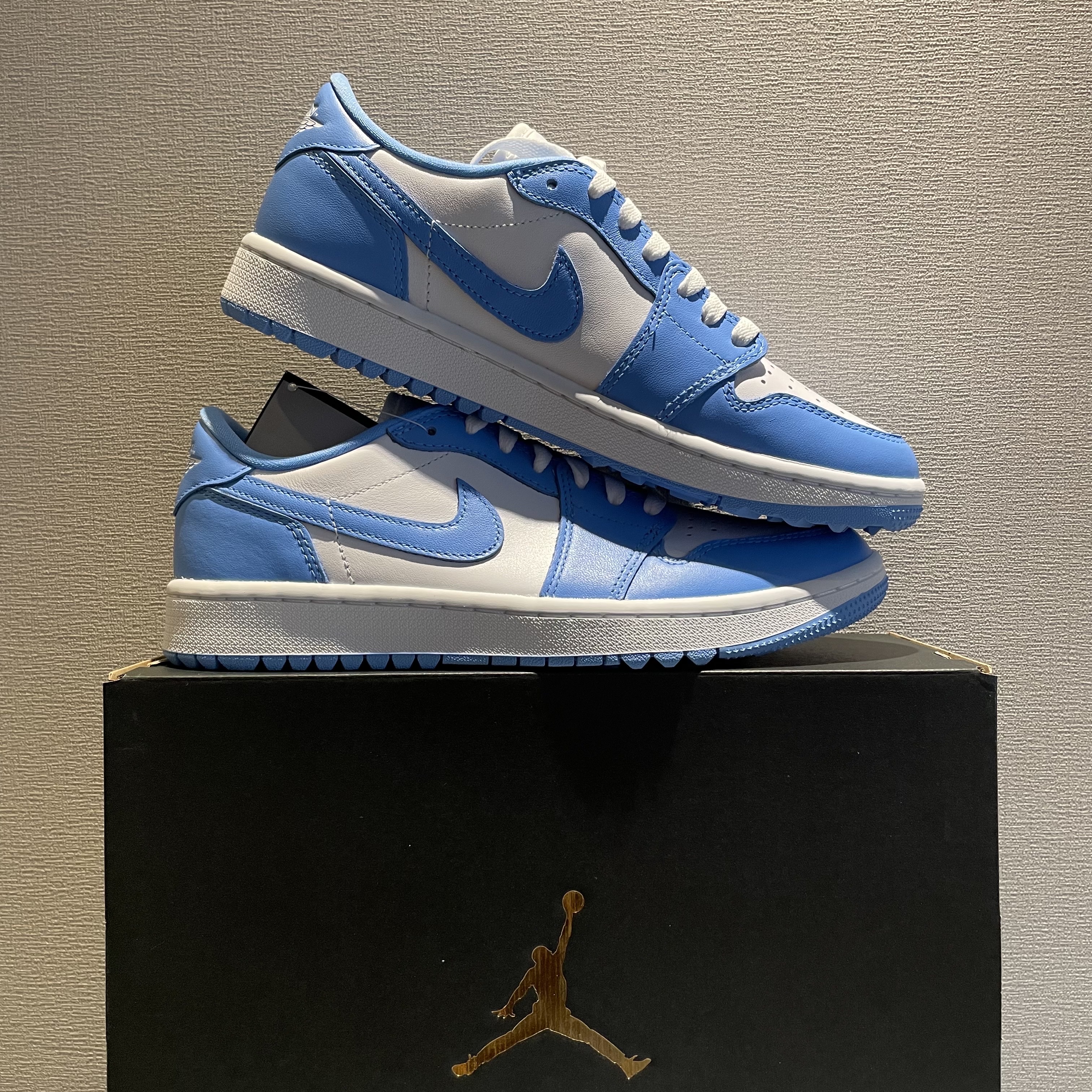 Jordan 1 Low Golf White and University Blue 착용 스타일