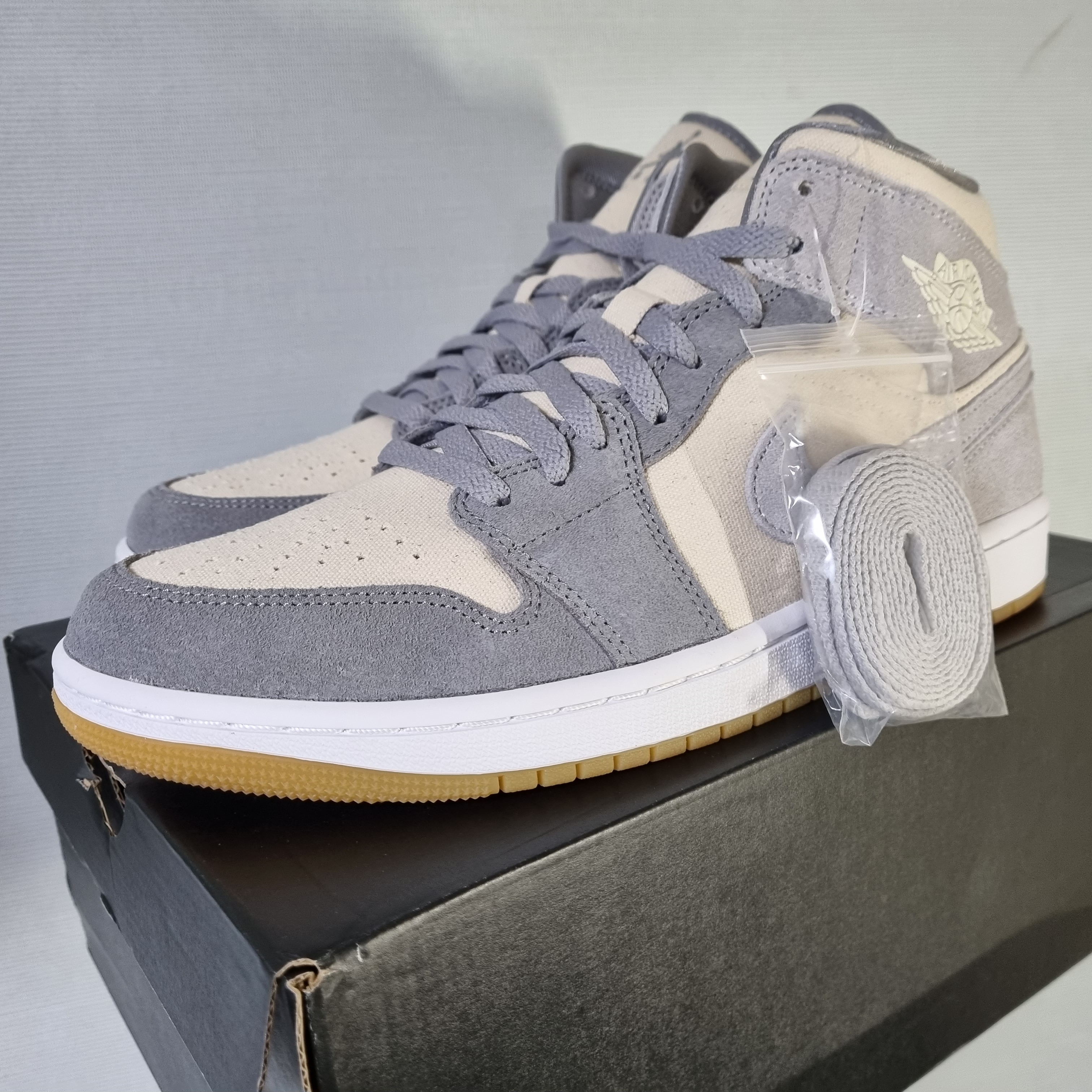 Jordan 1 Mid SE Coconut Milk Particle Grey 착용 스타일 - 1