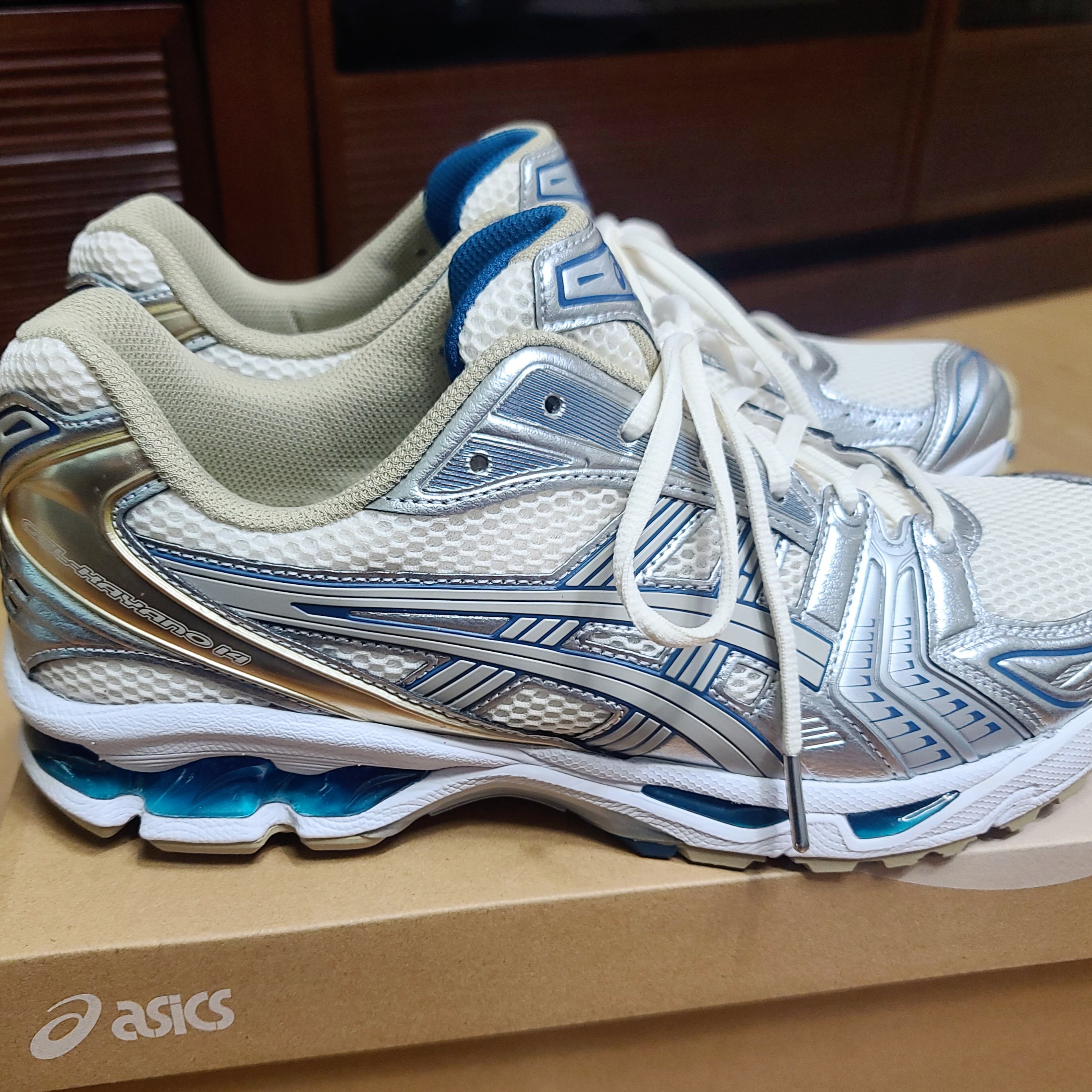 Asics Gel-Kayano 14 Cream Pure Silver 착용 스타일 - 2
