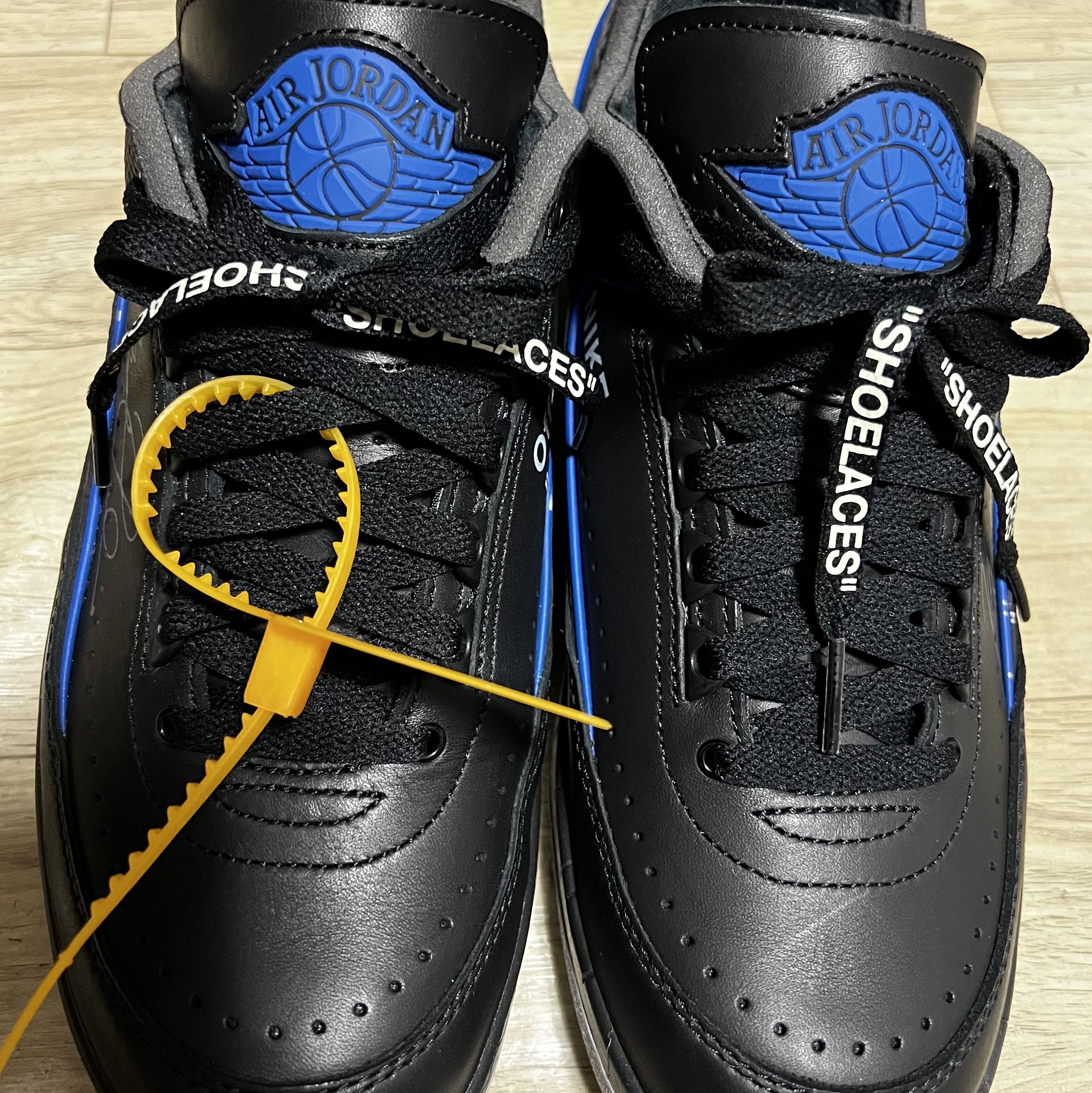 Jordan 2 x Off-White Retro Low SP Black and Varsity Royal 착용 스타일 - 1