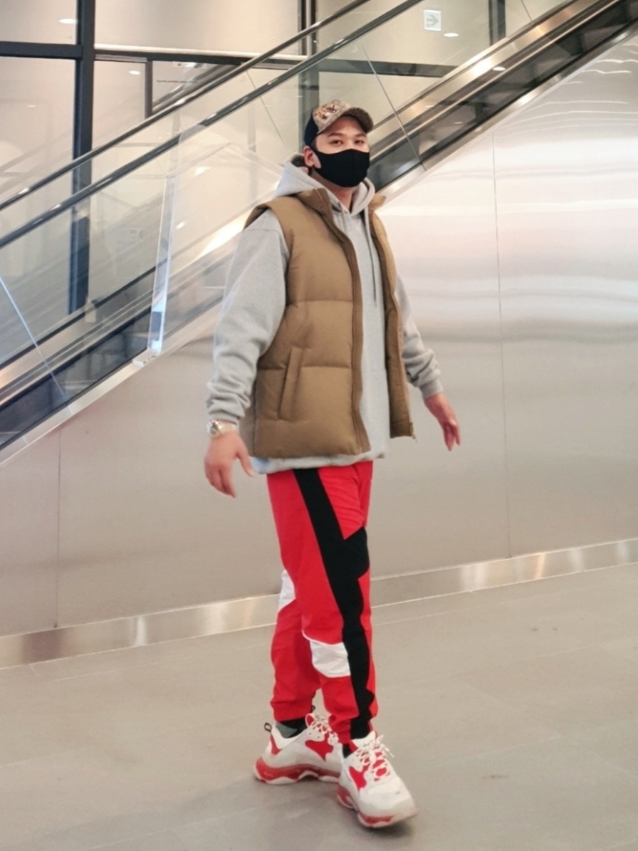 (W) Balenciaga Triple S Sneakers Red Grey, Rolex Datejust 41mm 126333 Bright Black Jubilee 착용 스타일 - 2