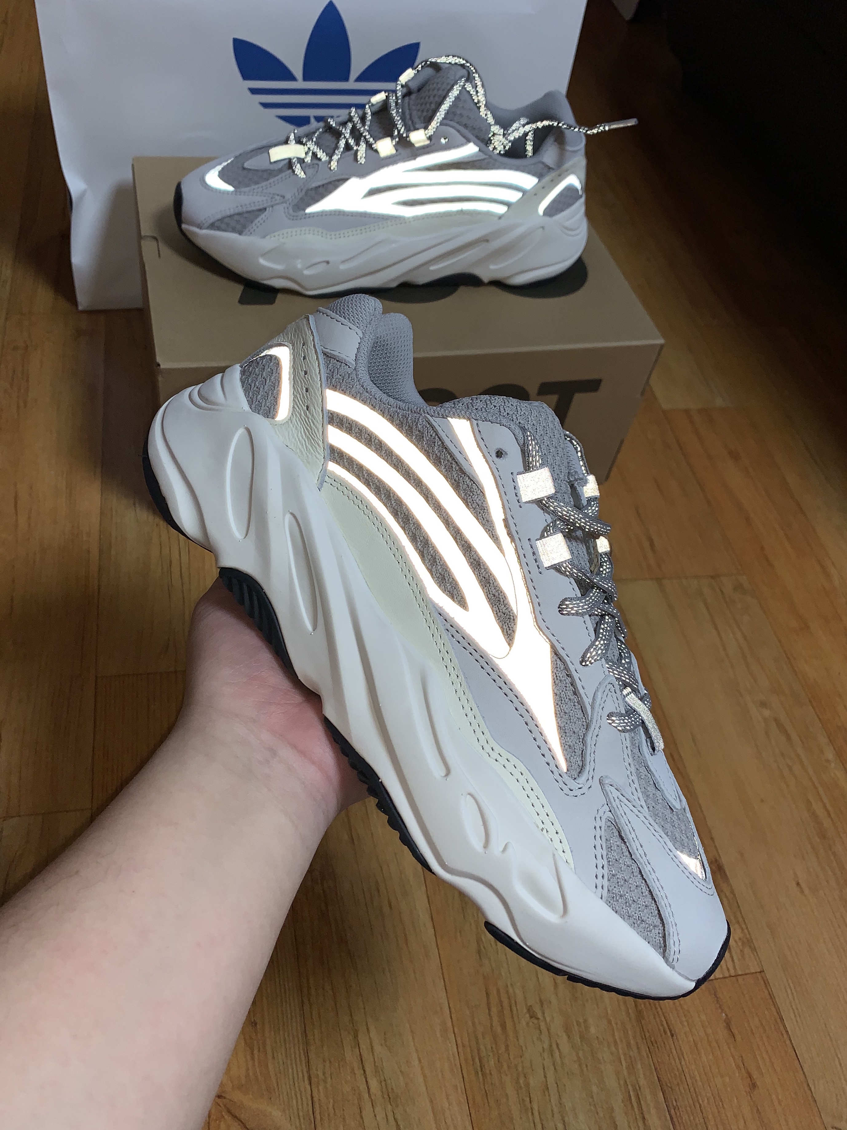 Adidas Yeezy Boost 700 V2 Static 2022 착용 스타일