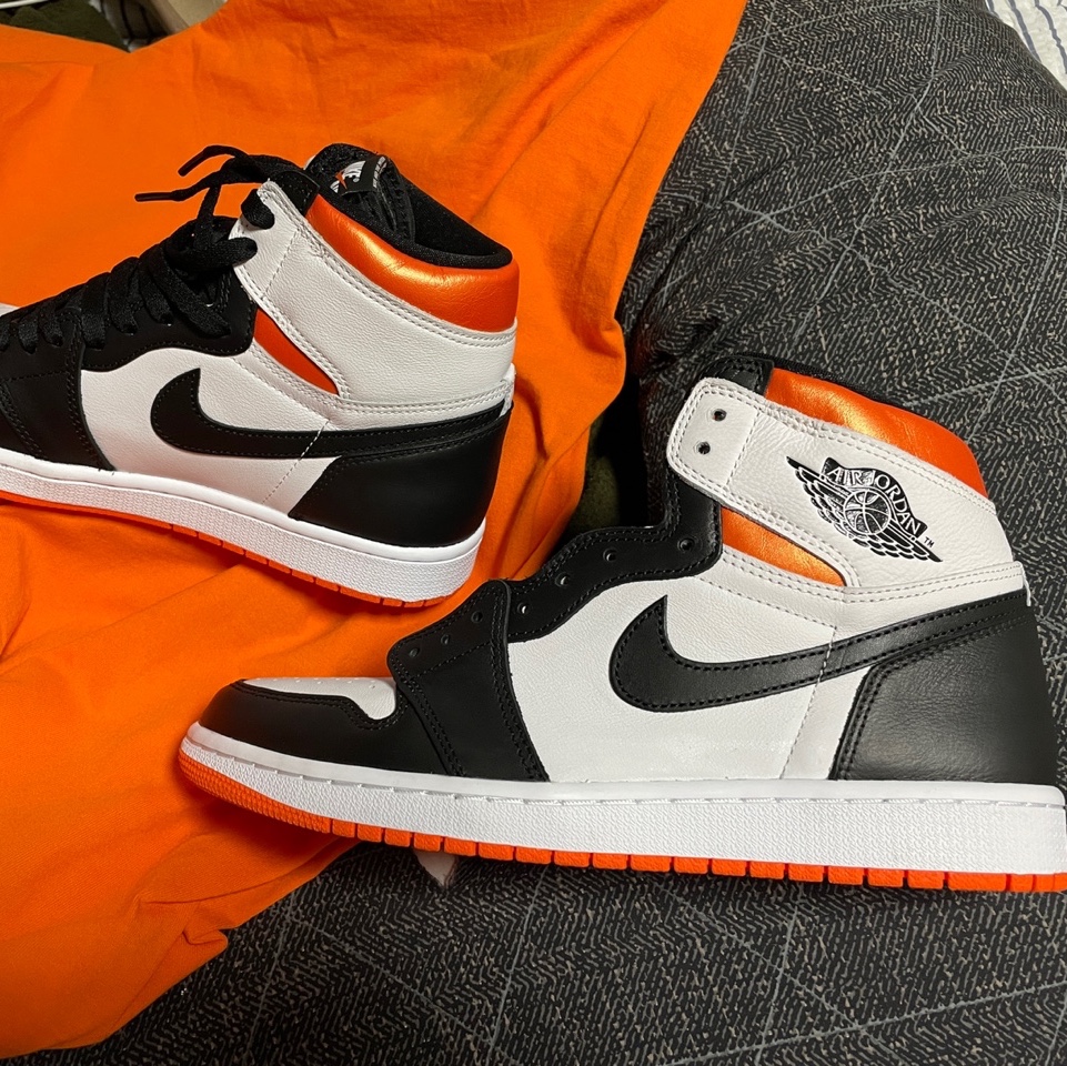 Jordan 1 Retro High OG Electro Orange 착용 스타일 - 3