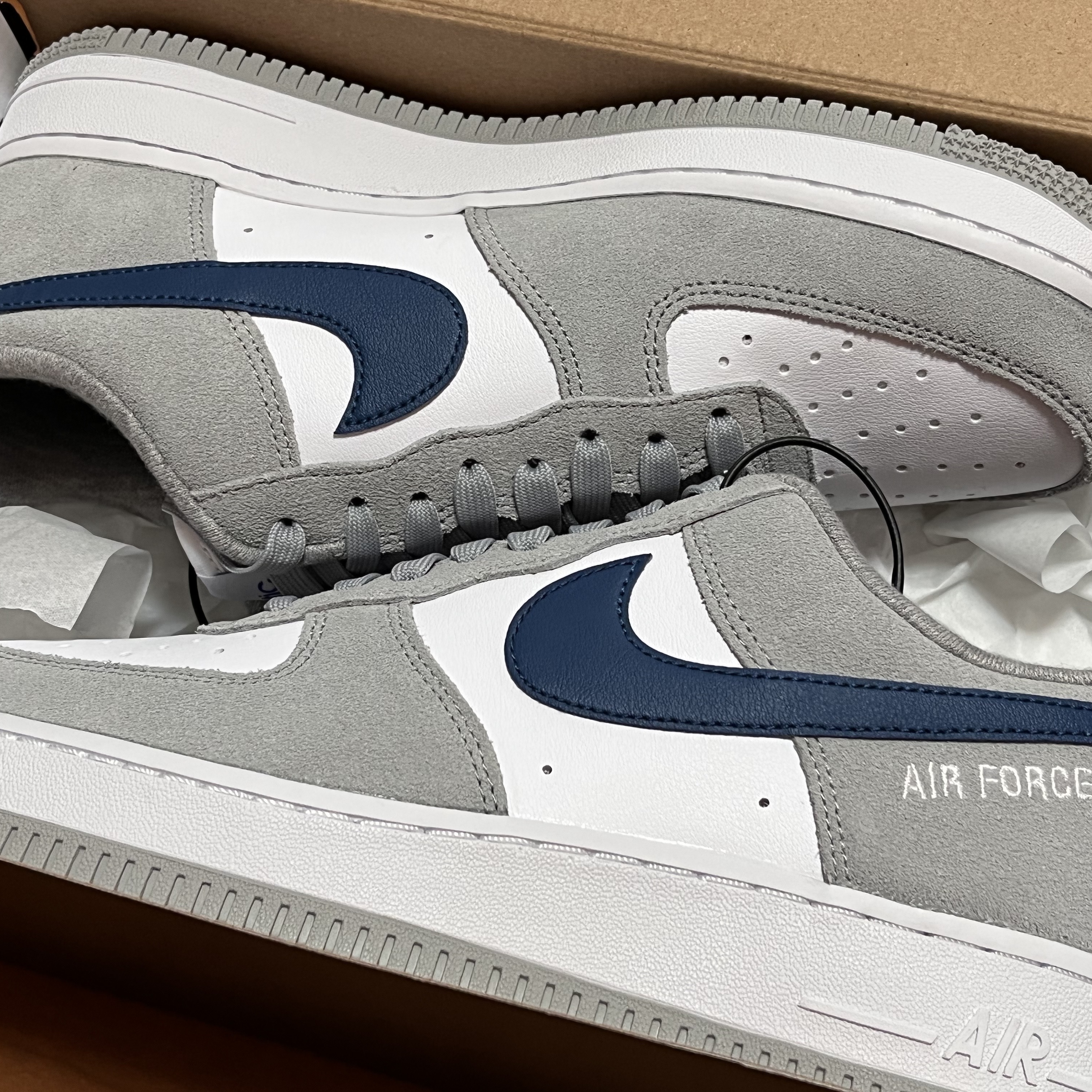 Nike Air Force 1 '07 LV8 Athletic Club Light Smoke Grey Marina 착용 스타일 - 3