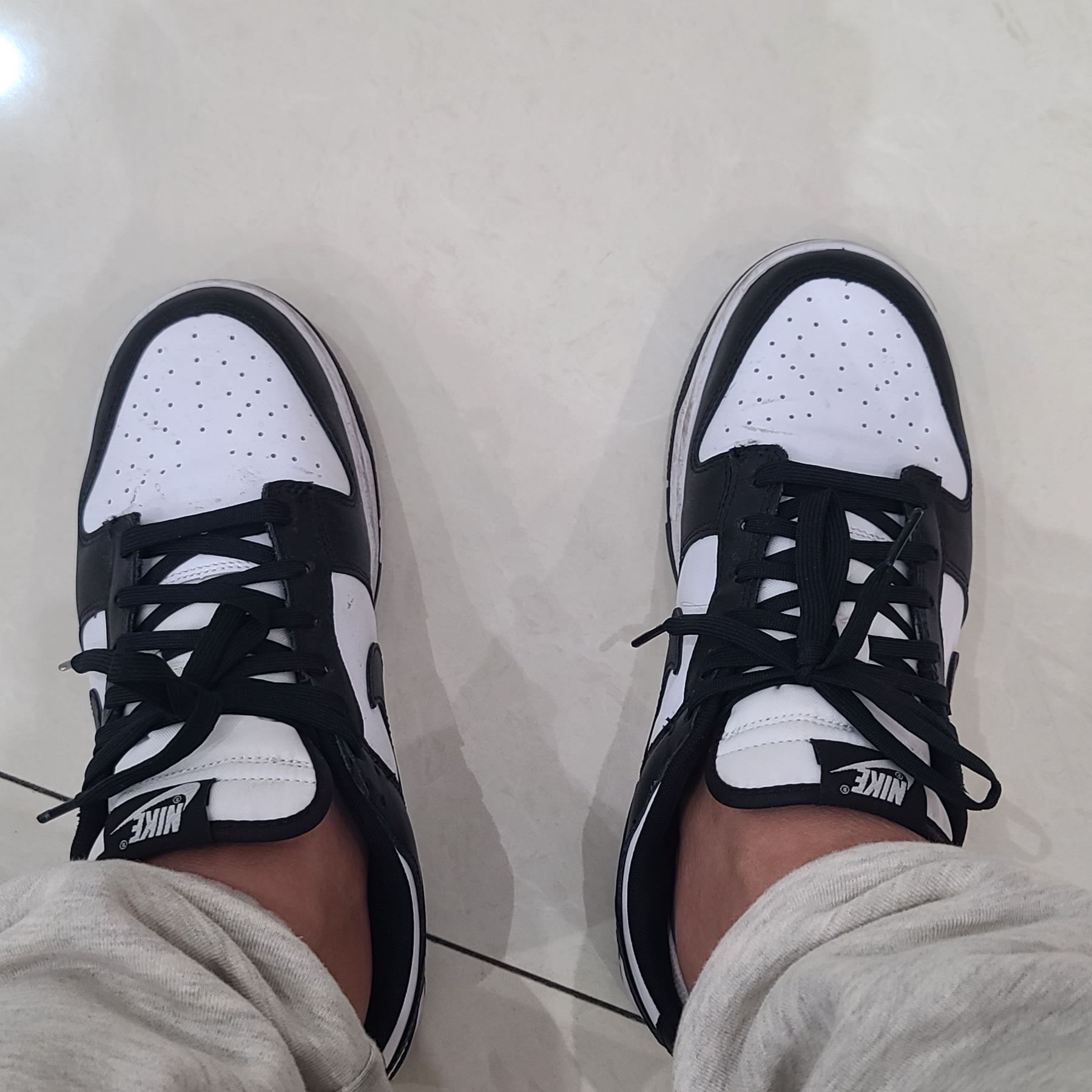 Nike Dunk Low Retro Black, Essentials The Core Collection Sweatpants Oatmeal 착용 스타일 - 3