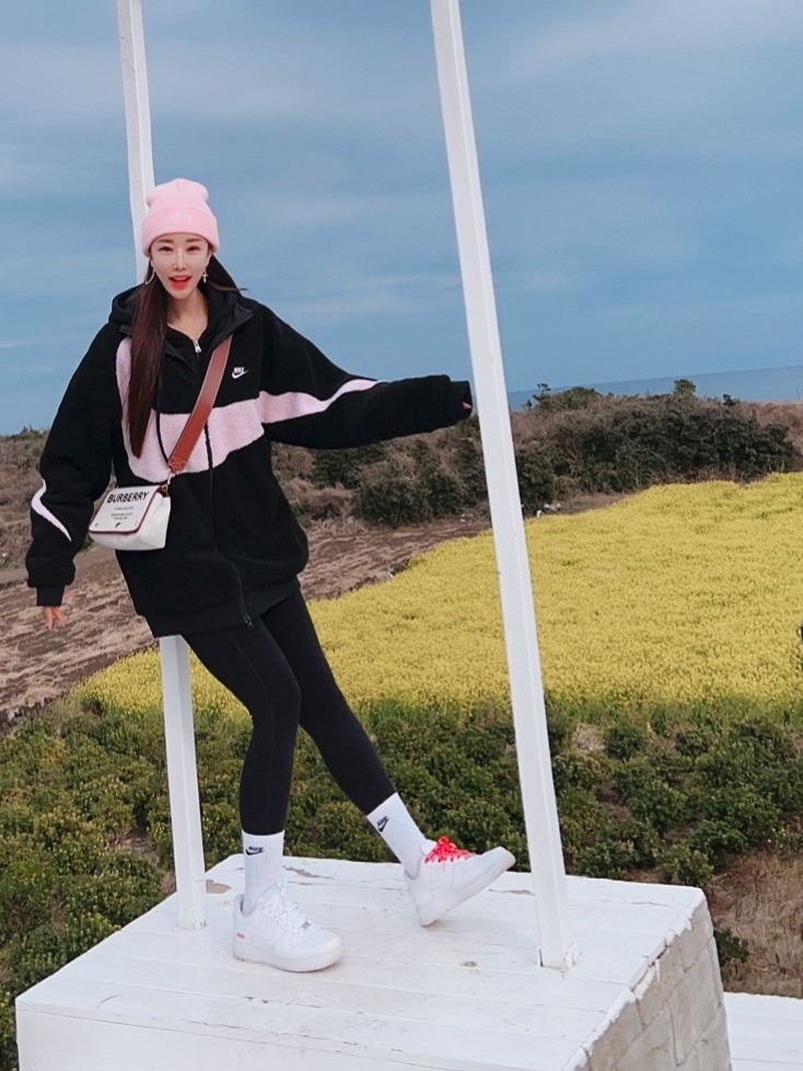 Nike x Supreme Air Force 1 Low White, Nike Big Swoosh Full Zip Jacket Black Prism Pink 착용 스타일 - 1