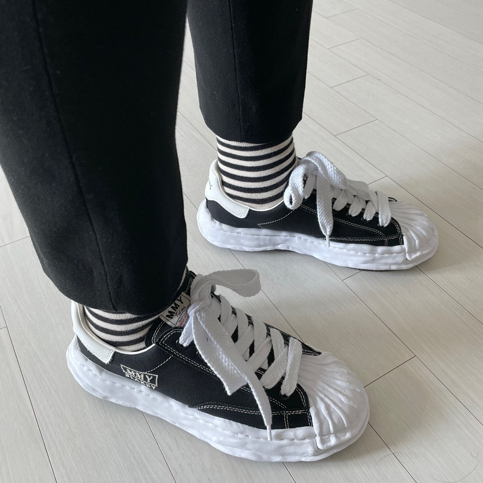 Maison Mihara Yasuhiro Blakey OG Sole Canvas Low-top Sneakers Black White 착용 스타일 - 2