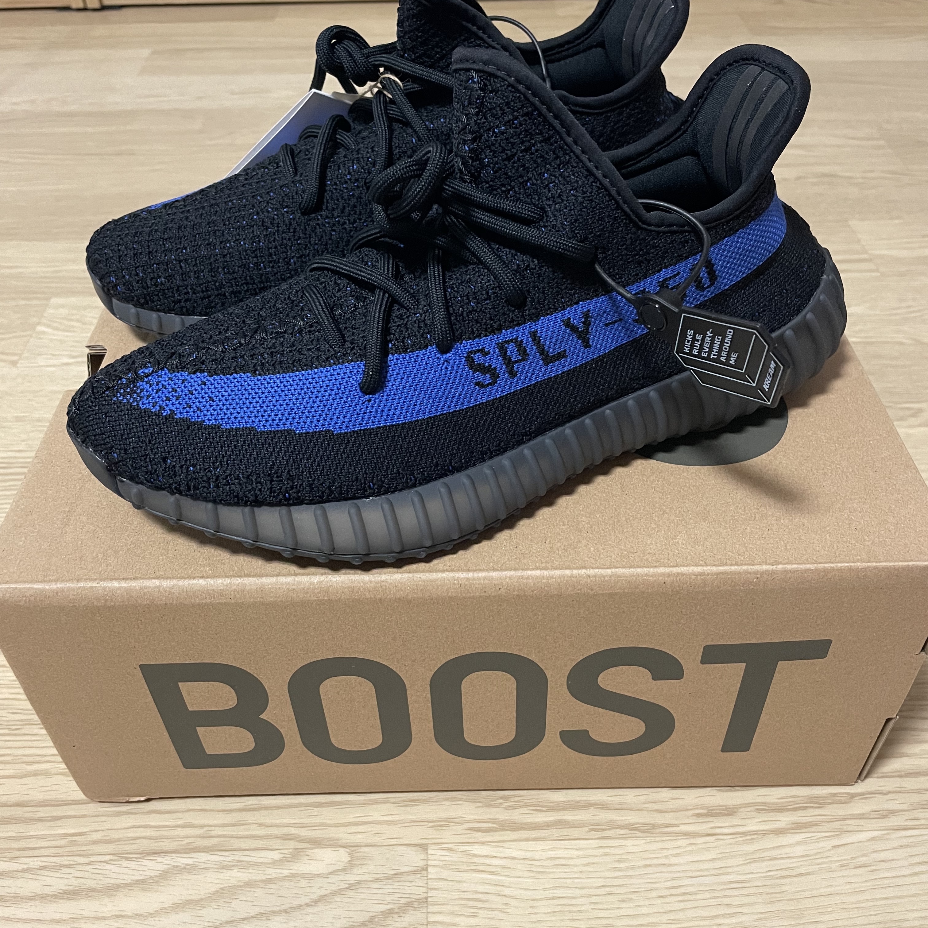 Adidas Yeezy Boost 350 V2 Dazzling Blue 착용 스타일