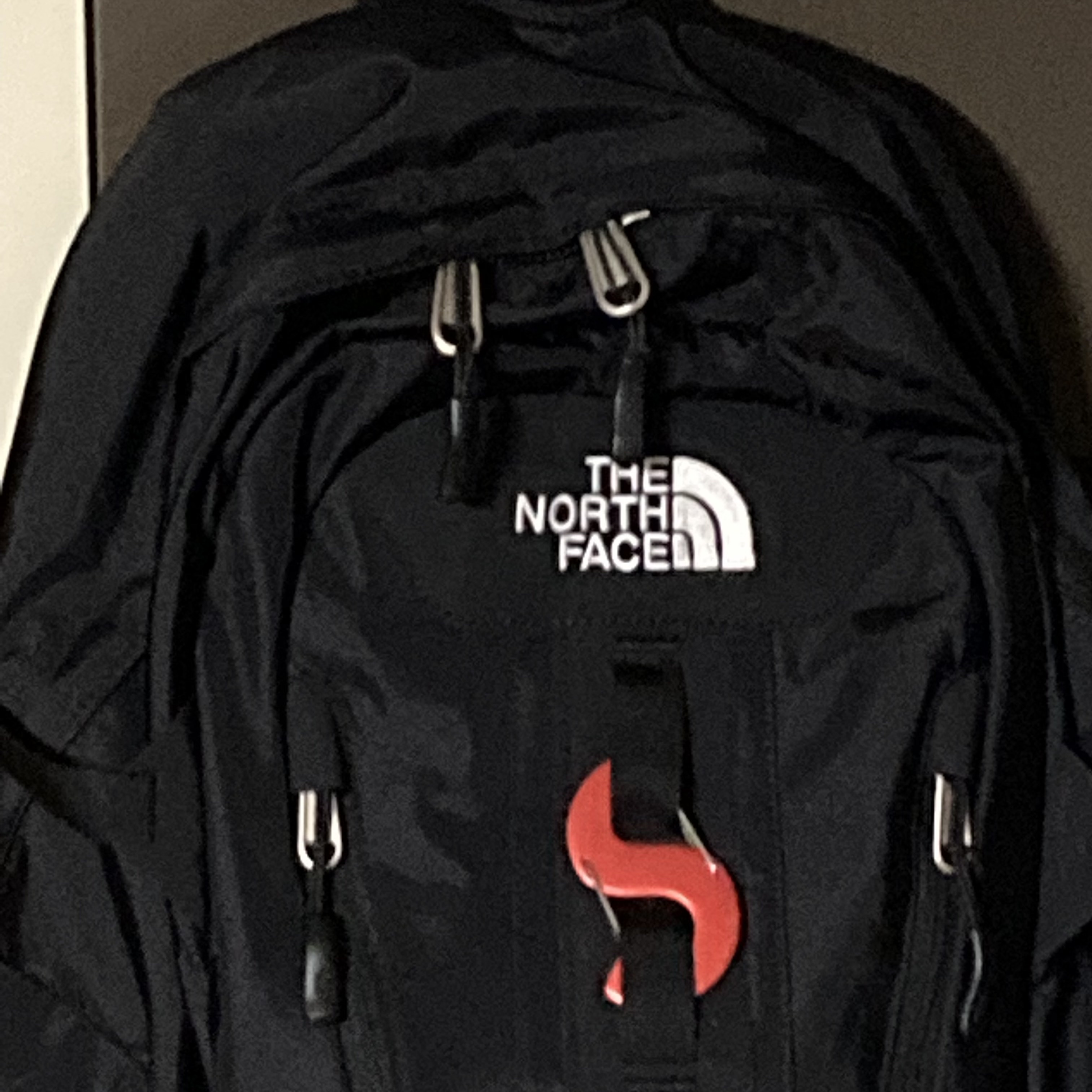 Supreme Nite Ize S Logo Keychain Red - 21FW 착용 스타일 - 1
