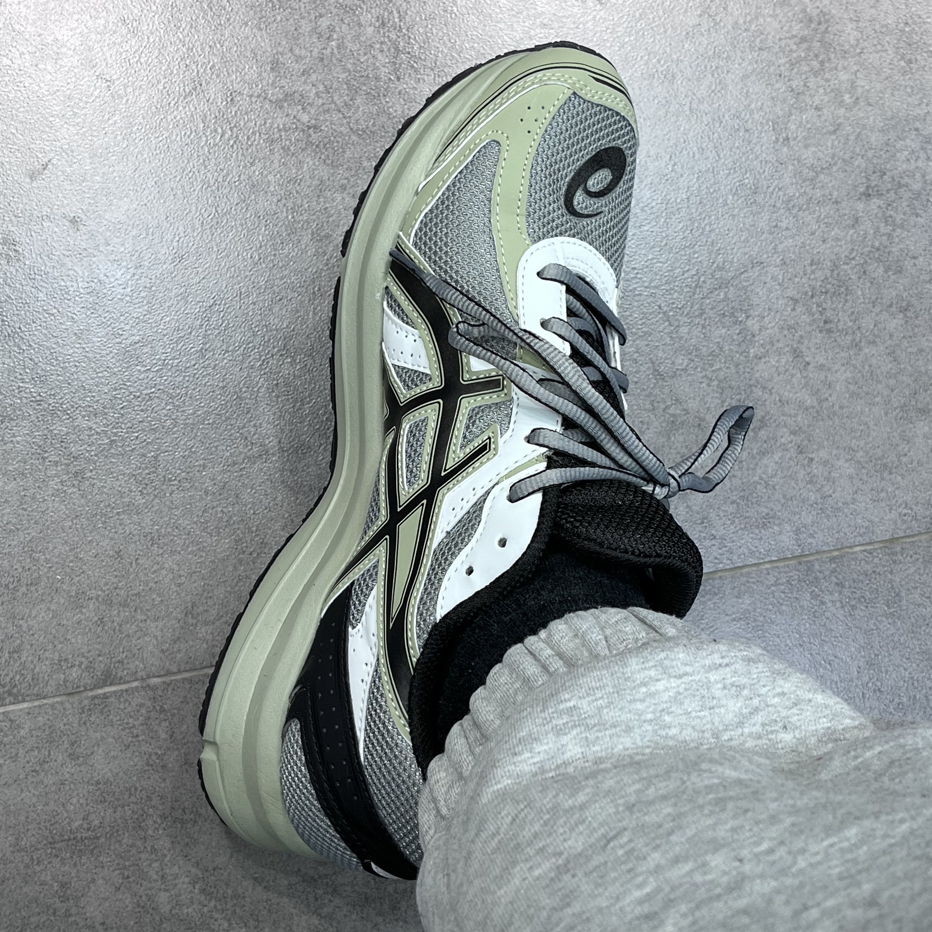 Asics Jog 100 S Sheet Rock - 2E Wide 착용 스타일