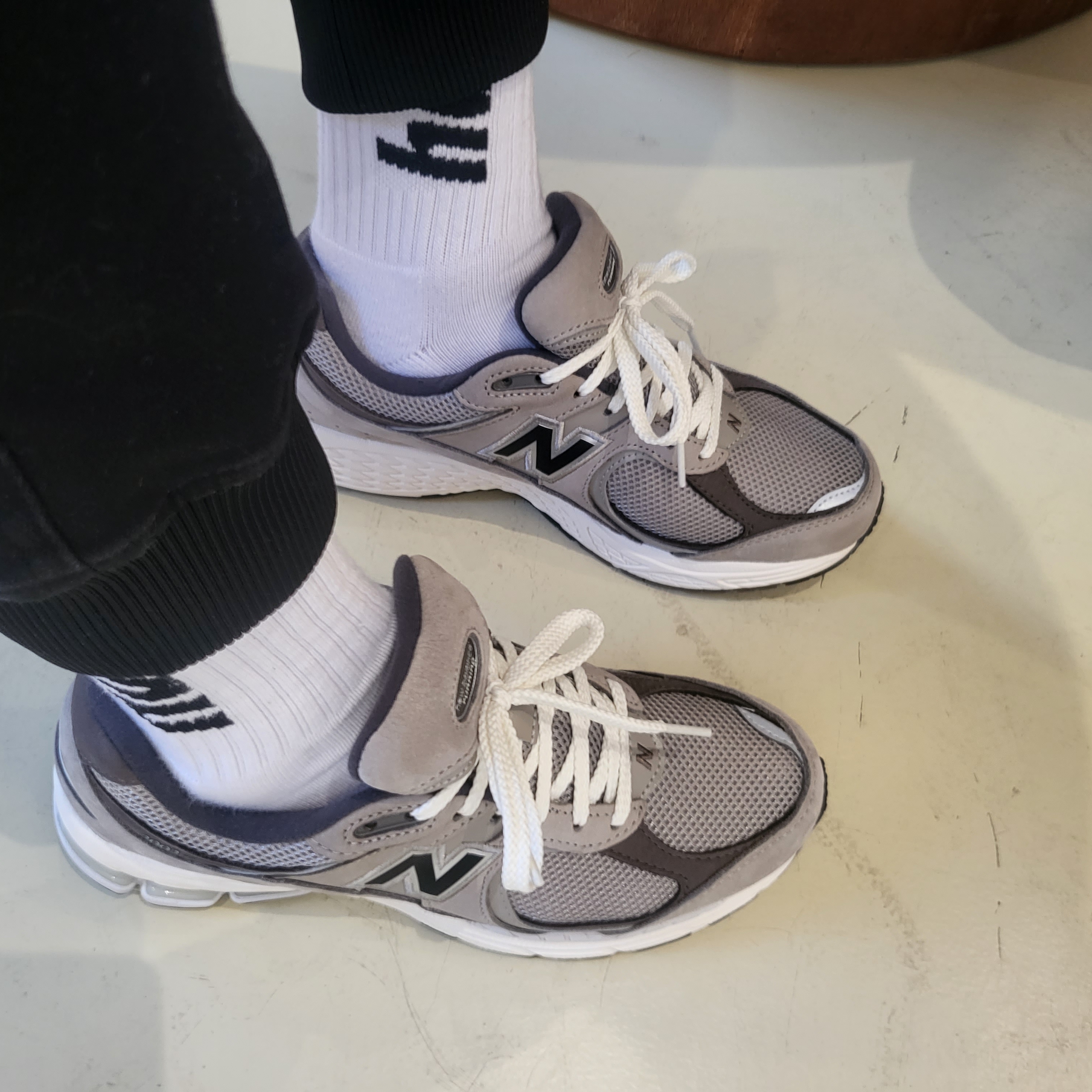 New Balance 2002 Warm Alpaca 착용 스타일