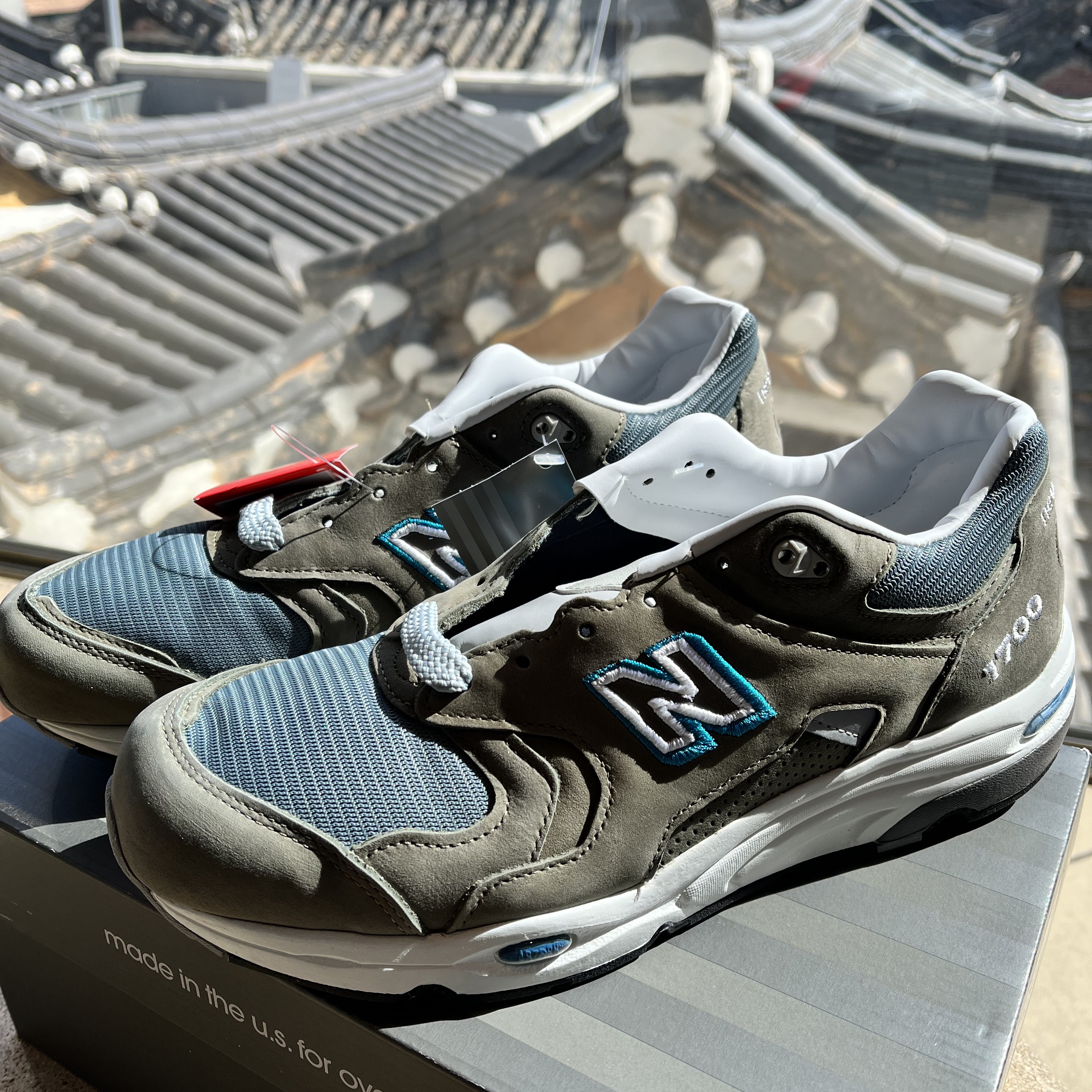 New Balance 1700 Made in USA Brown Steel Blue 착용 스타일 - 1
