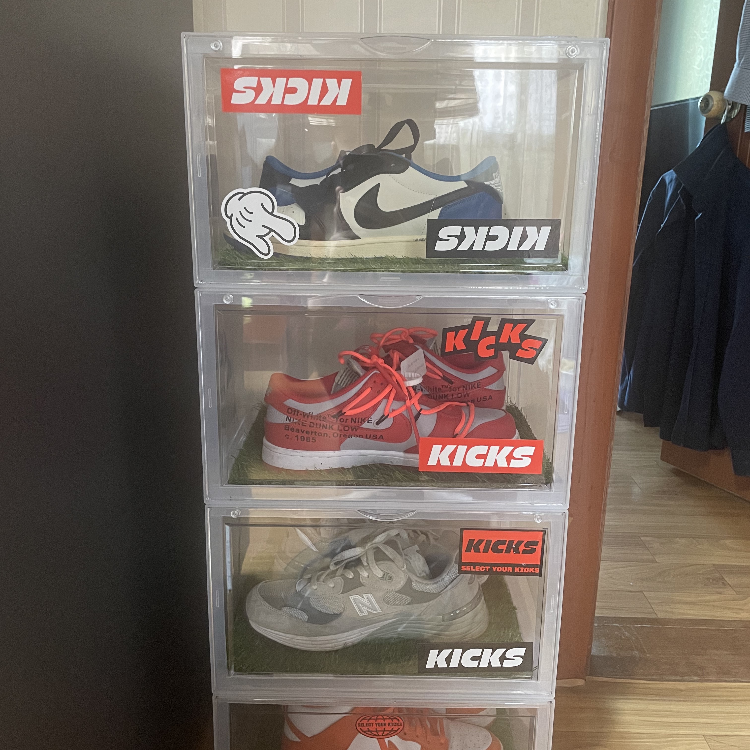 Jordan 1 x Travis Scott x Fragment Retro Low OG SP Military Blue, Nike x Off-White Dunk Low University Red 착용 스타일