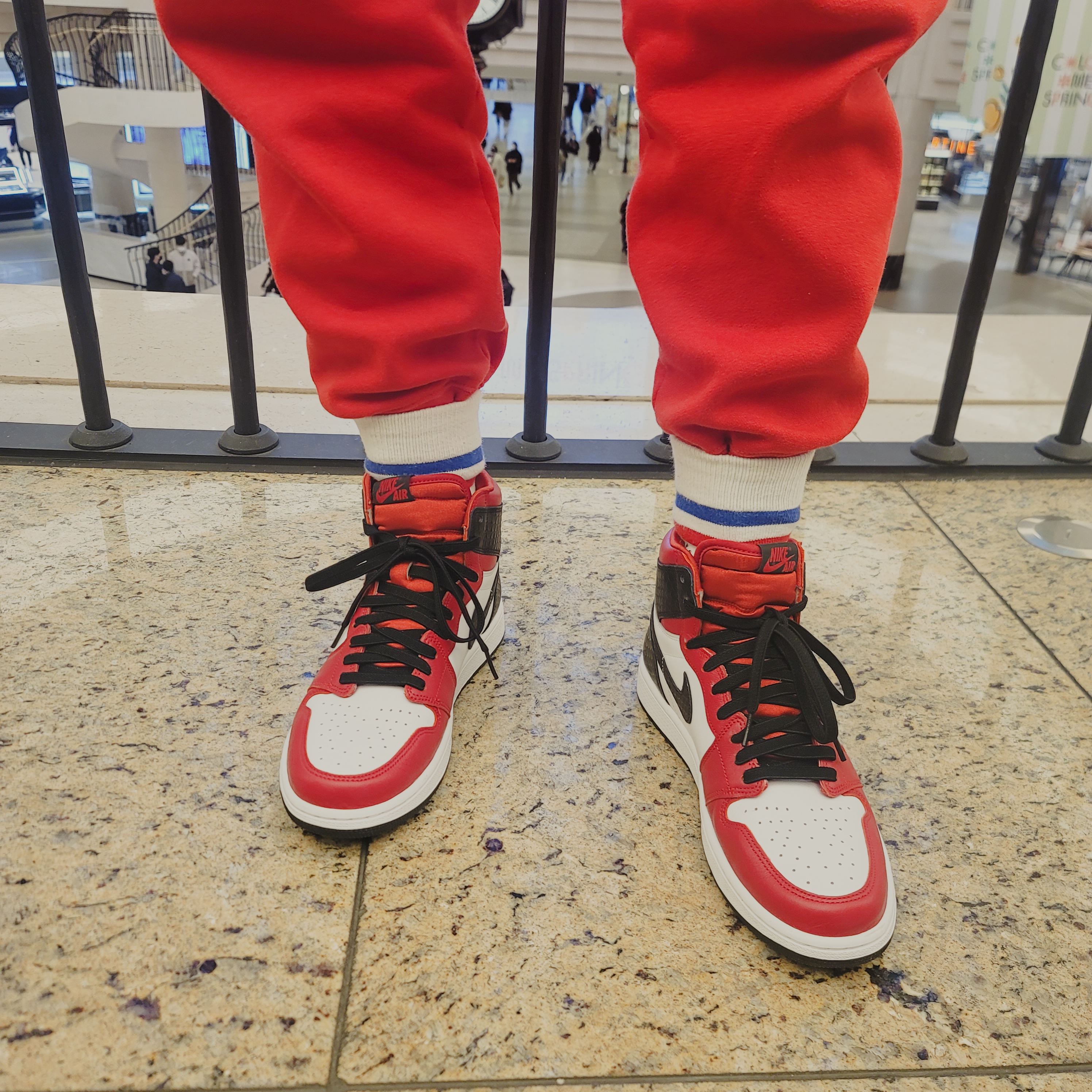 (W) Jordan 1 Retro High Satin Red 착용 스타일 - 2