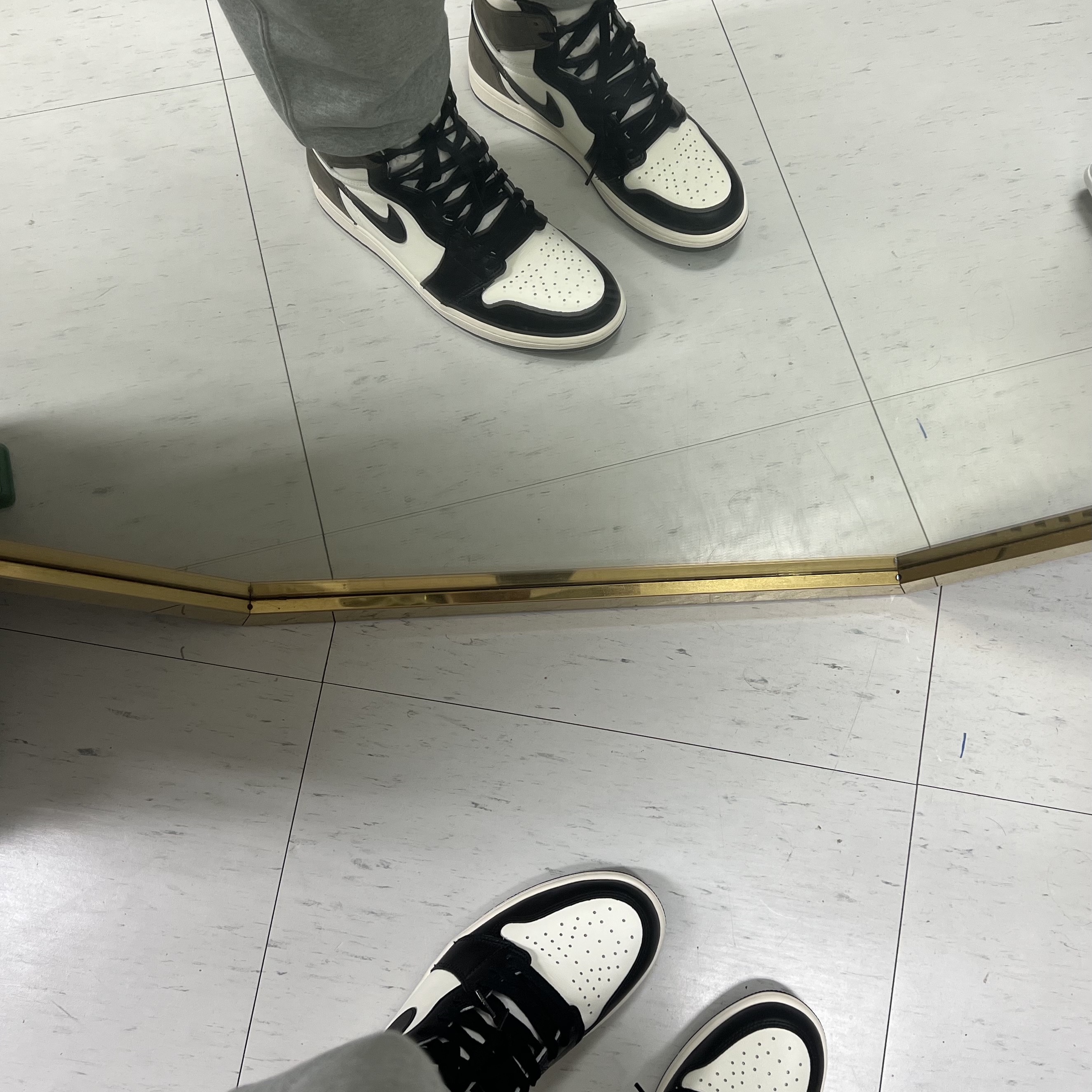 Jordan 1 Retro High OG Black Mocha 착용 스타일