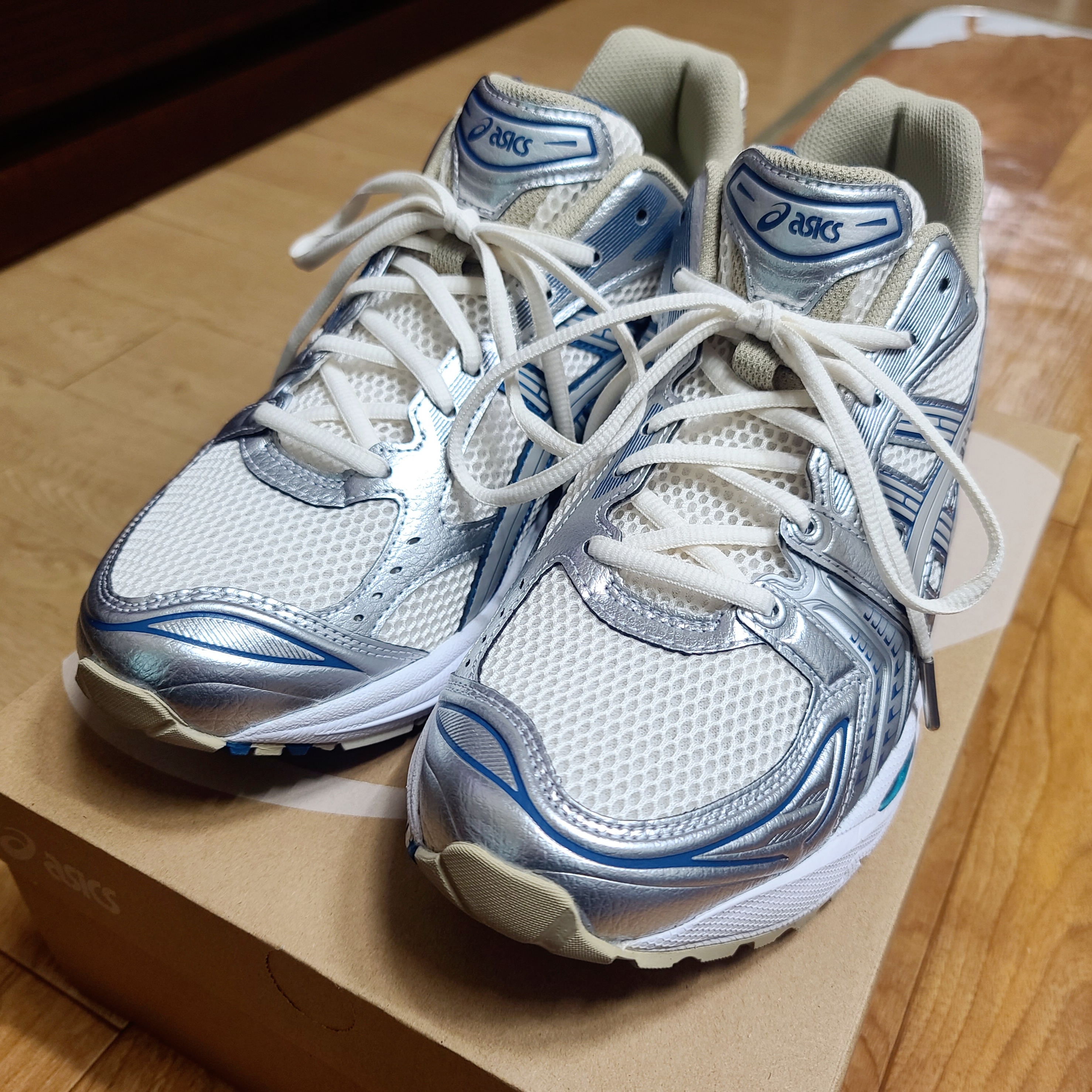Asics Gel-Kayano 14 Cream Pure Silver 착용 스타일 - 1