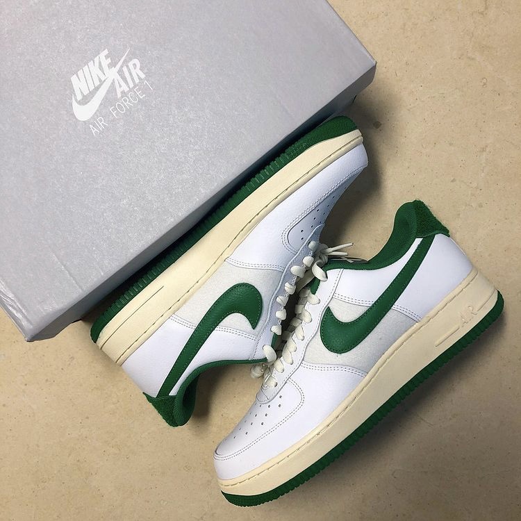 Nike Air Force 1 '07 LV8 Varsity White Pine Green 착용 스타일