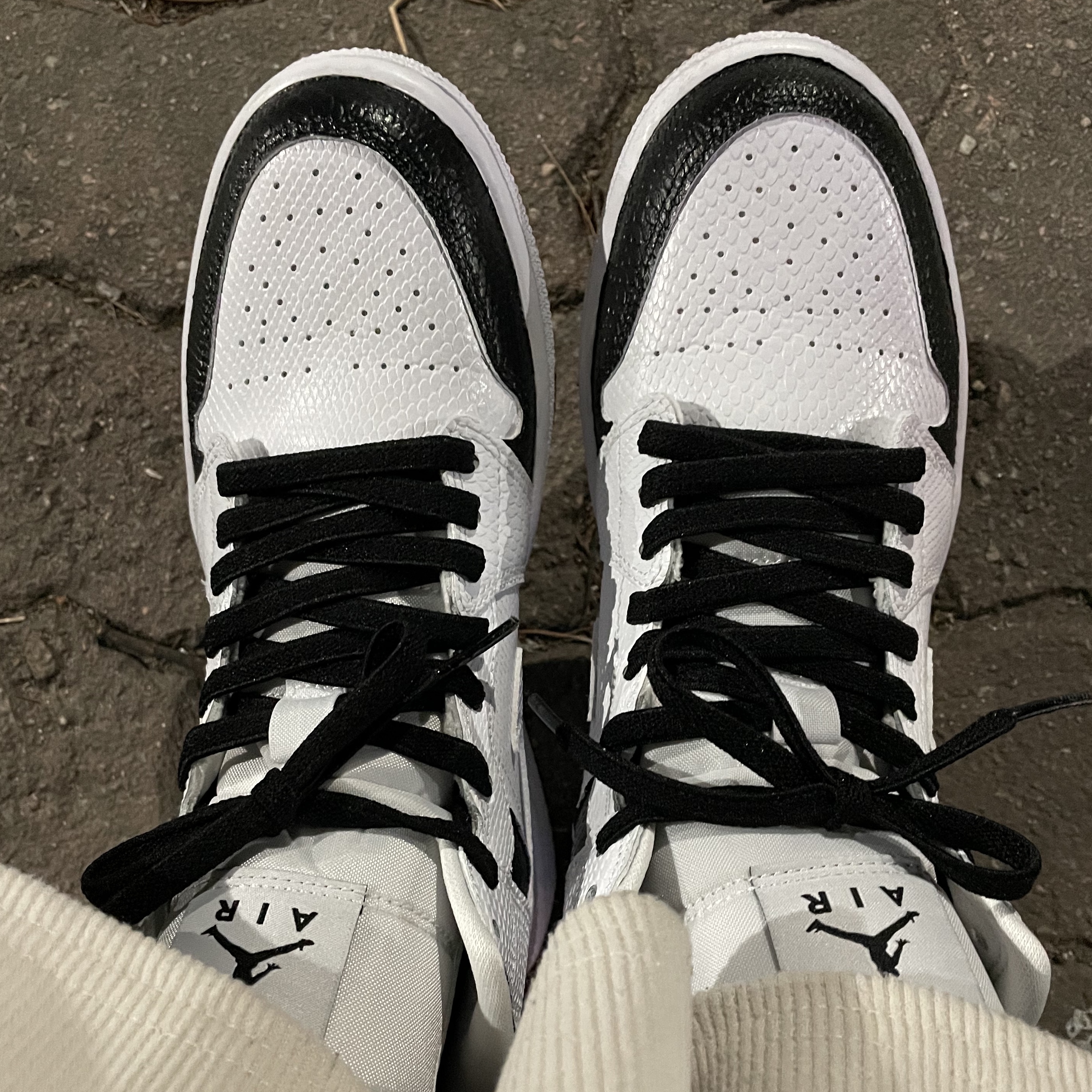 (W) Jordan 1 Mid White Snakeskin 착용 스타일 - 3