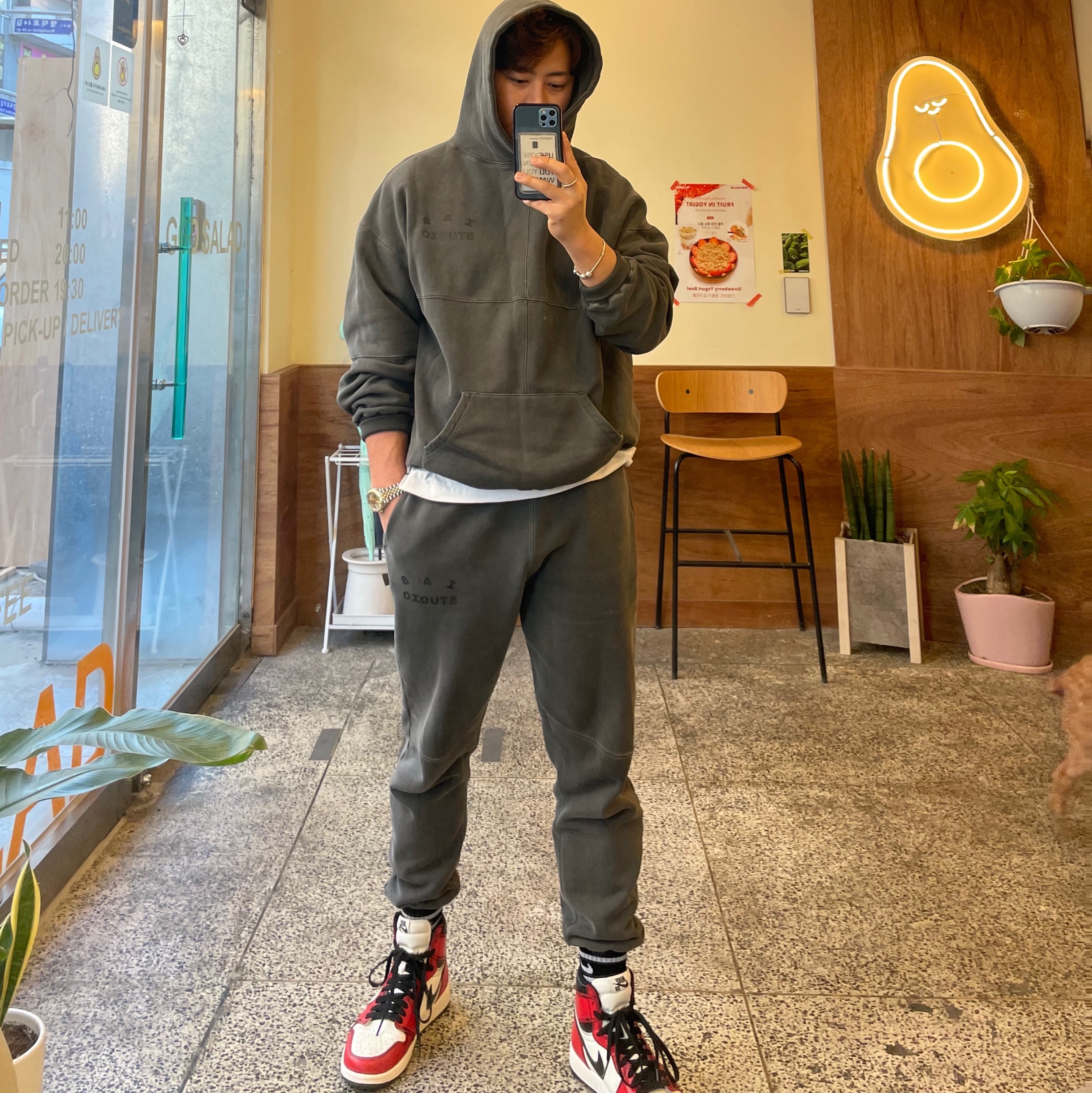 Jordan 1 Retro High OG Defiant SB LA to Chicago, IAB Studio Blocked Pigment Sweatpants Black 착용 스타일