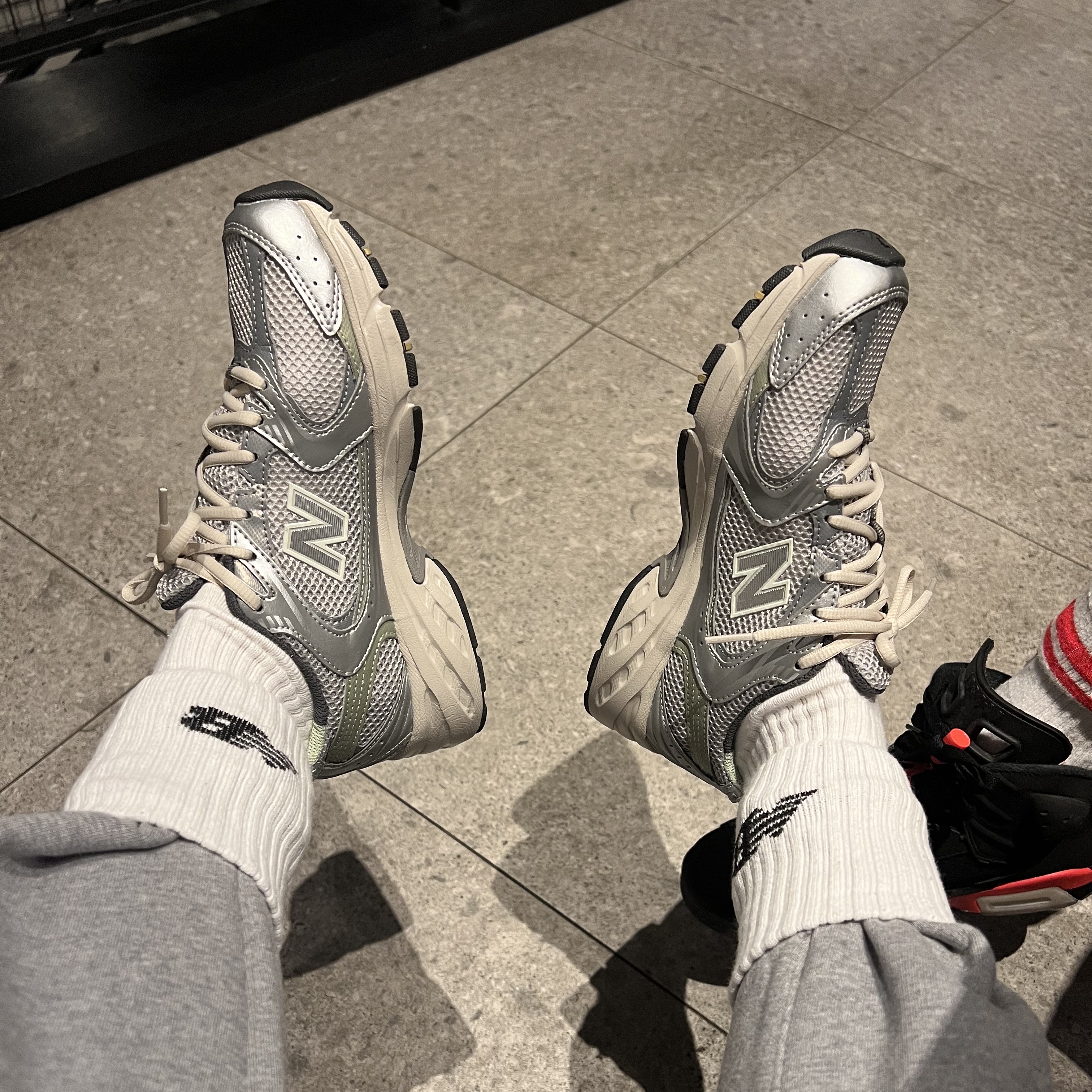 New Balance 530 Earth 착용 스타일