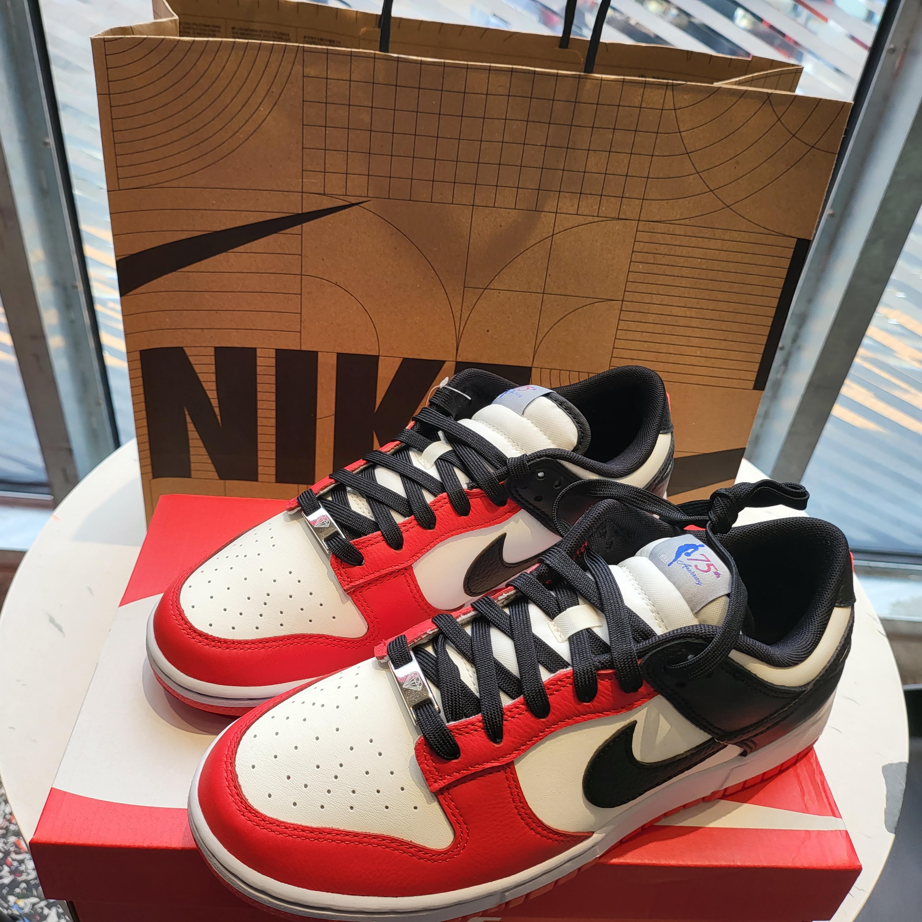 Nike x NBA Dunk Low Retro EMB Black and Chile Red 착용 스타일 - 4