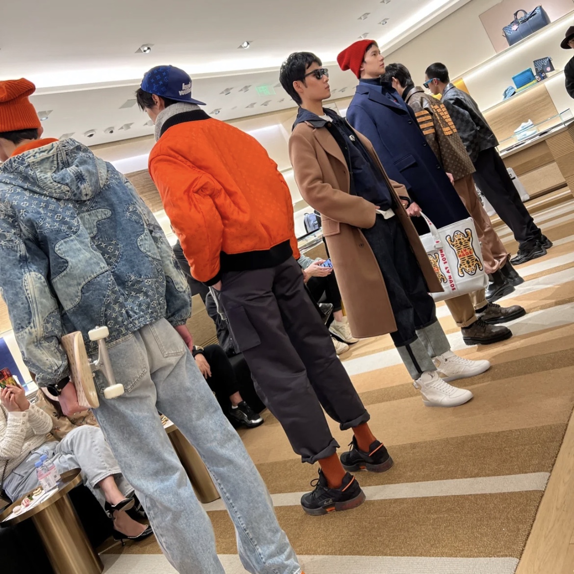 Louis Vuitton x Nigo LV Trainer Sneakers Black, Louis Vuitton x Nigo Monogram Patchwork Denim Hoodie Indigo 착용 스타일 - 4