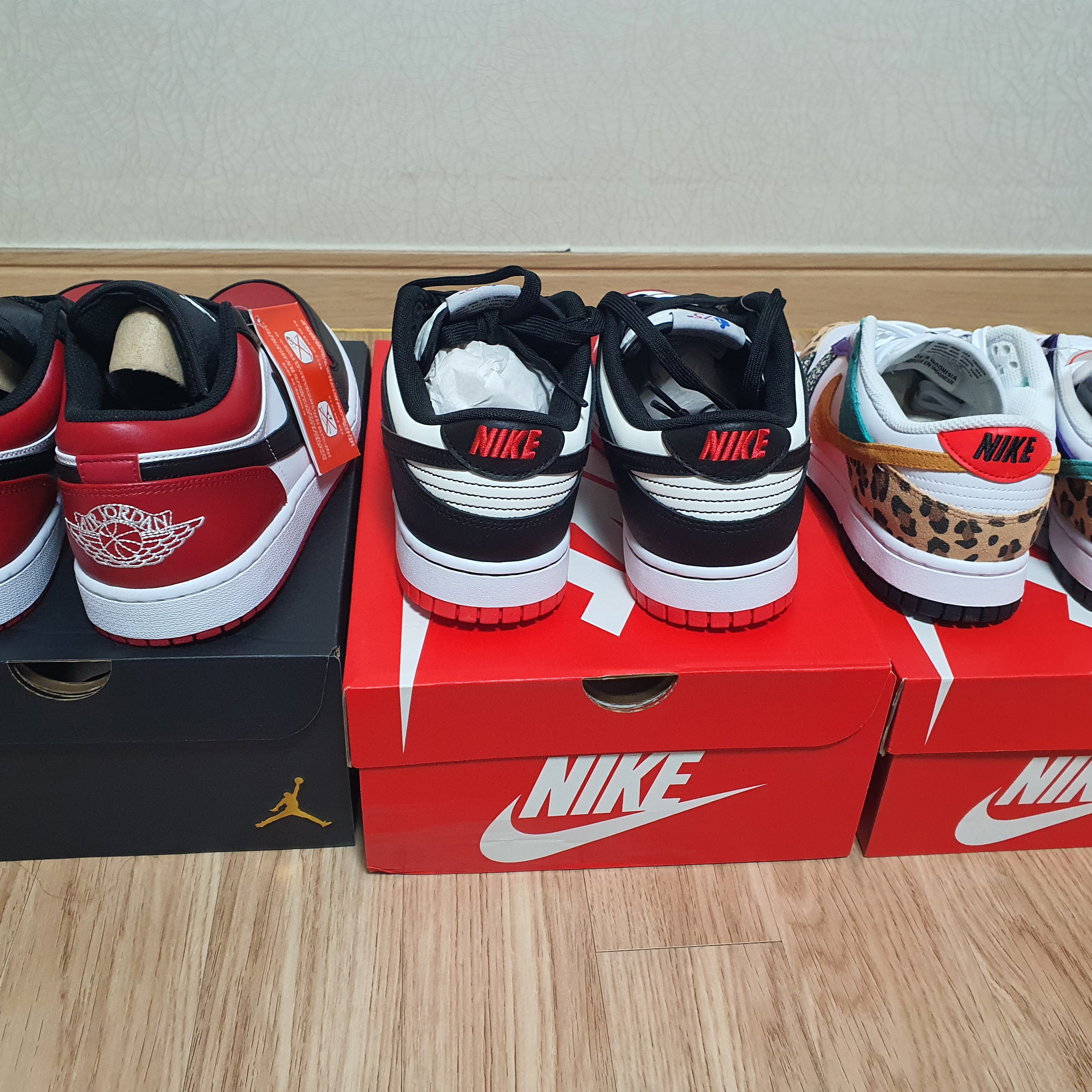 (W) Nike Dunk Low SE Patchwork, Nike x NBA Dunk Low Retro EMB Black and Chile Red 착용 스타일 - 2