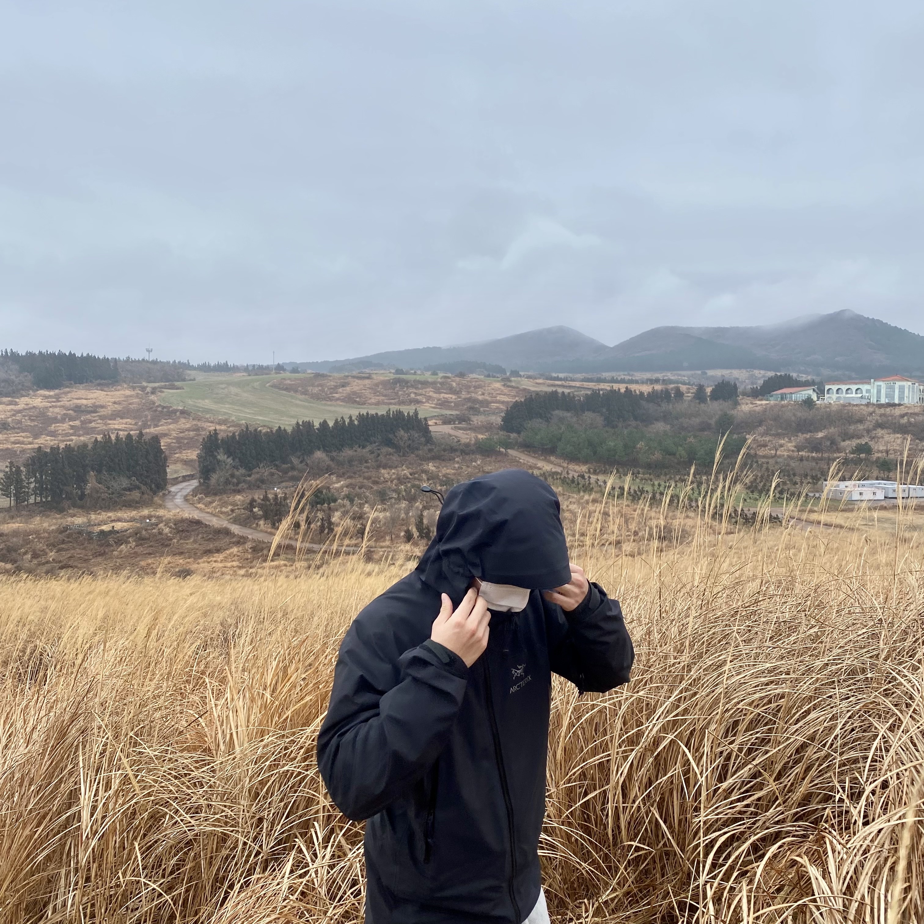 Arc'teryx Zeta AR Jacket Black 착용 스타일