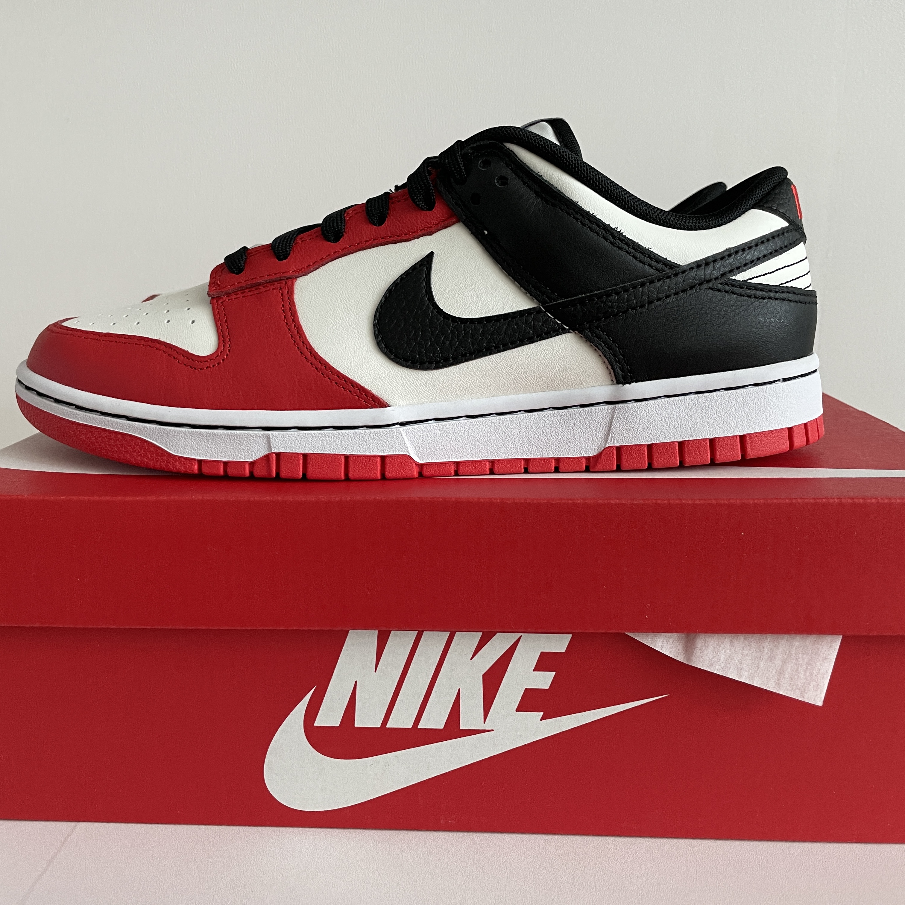 Nike x NBA Dunk Low Retro EMB Black and Chile Red 착용 스타일 - 1