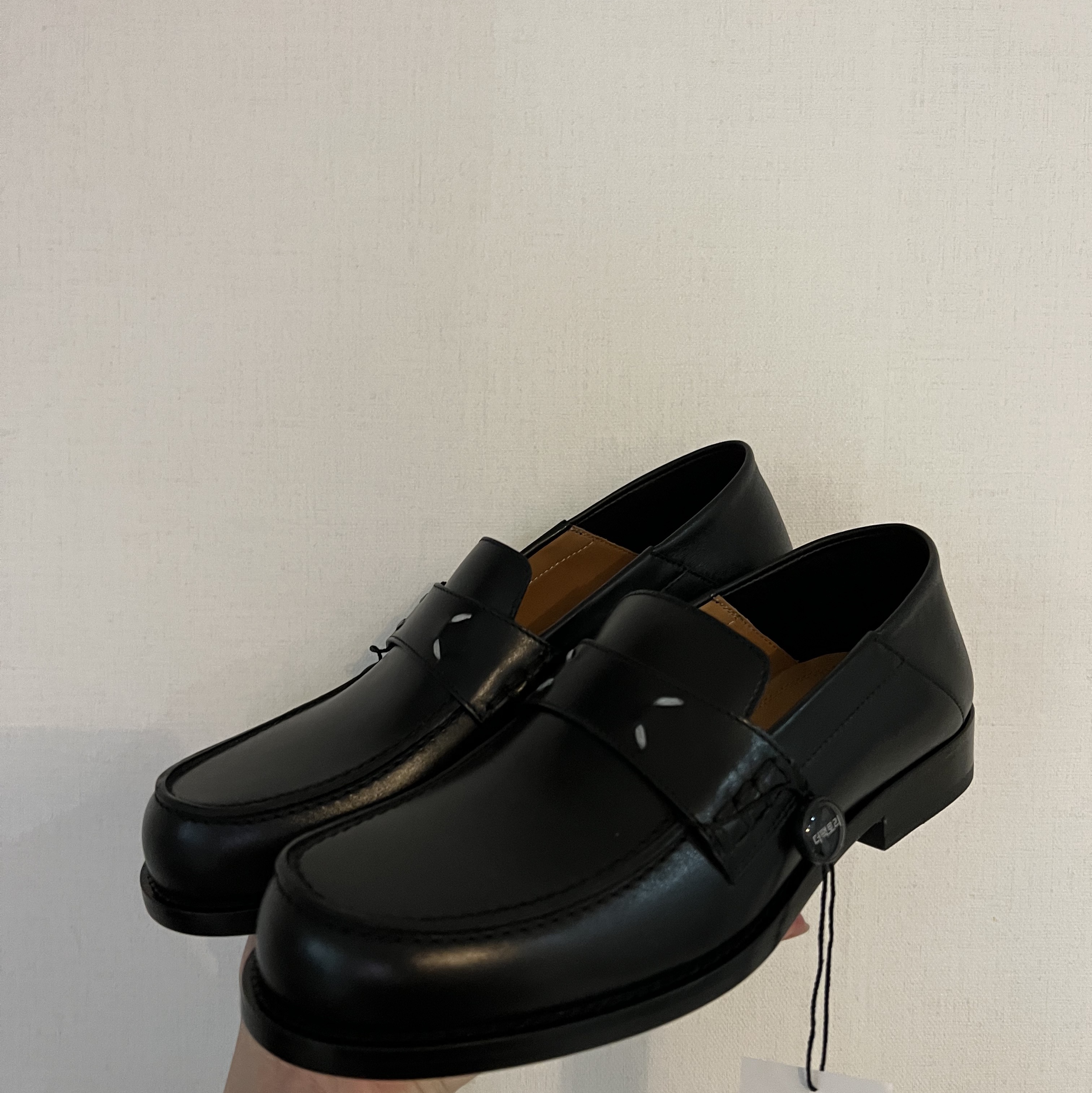 (W) Maison Margiela Camden Loafers Black 착용 스타일