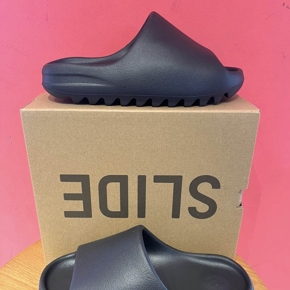 Adidas Yeezy Slide Pure, Adidas Yeezy Slide Onyx 착용 스타일 - 2