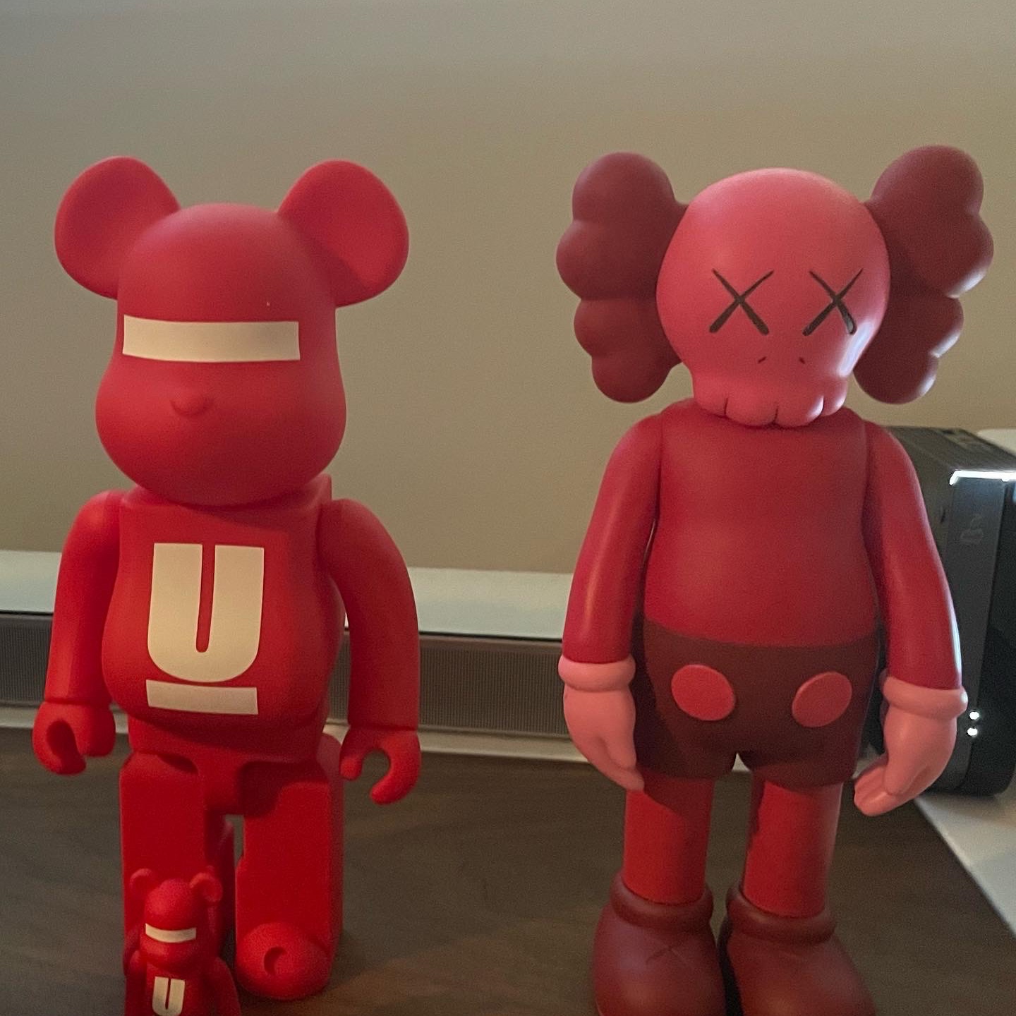 Kaws Family Vinyl Figure Brown Blue White, Kaws Companion Open Edition Vinyl Figure Blush 착용 스타일 - 2