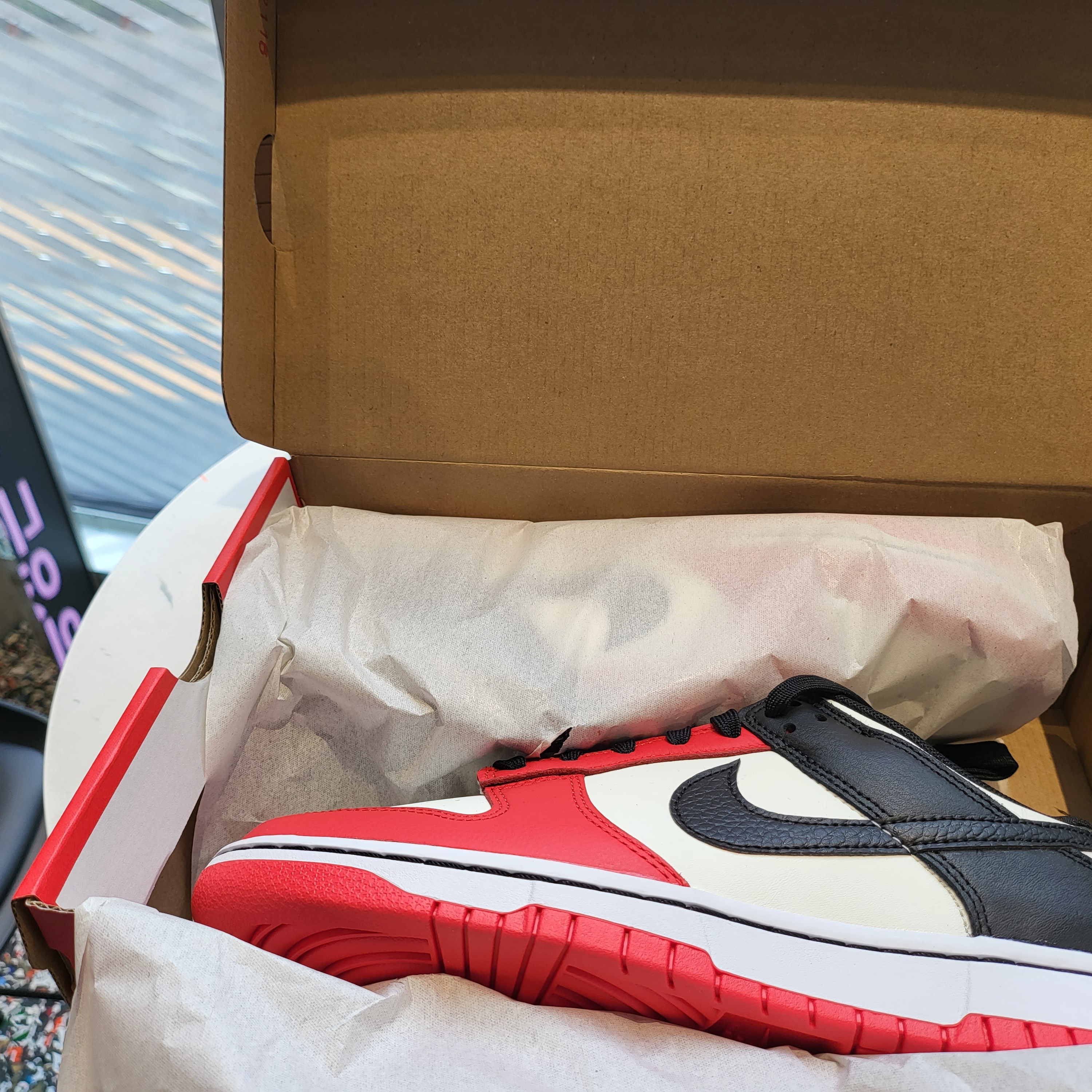 Nike x NBA Dunk Low Retro EMB Black and Chile Red 착용 스타일 - 3