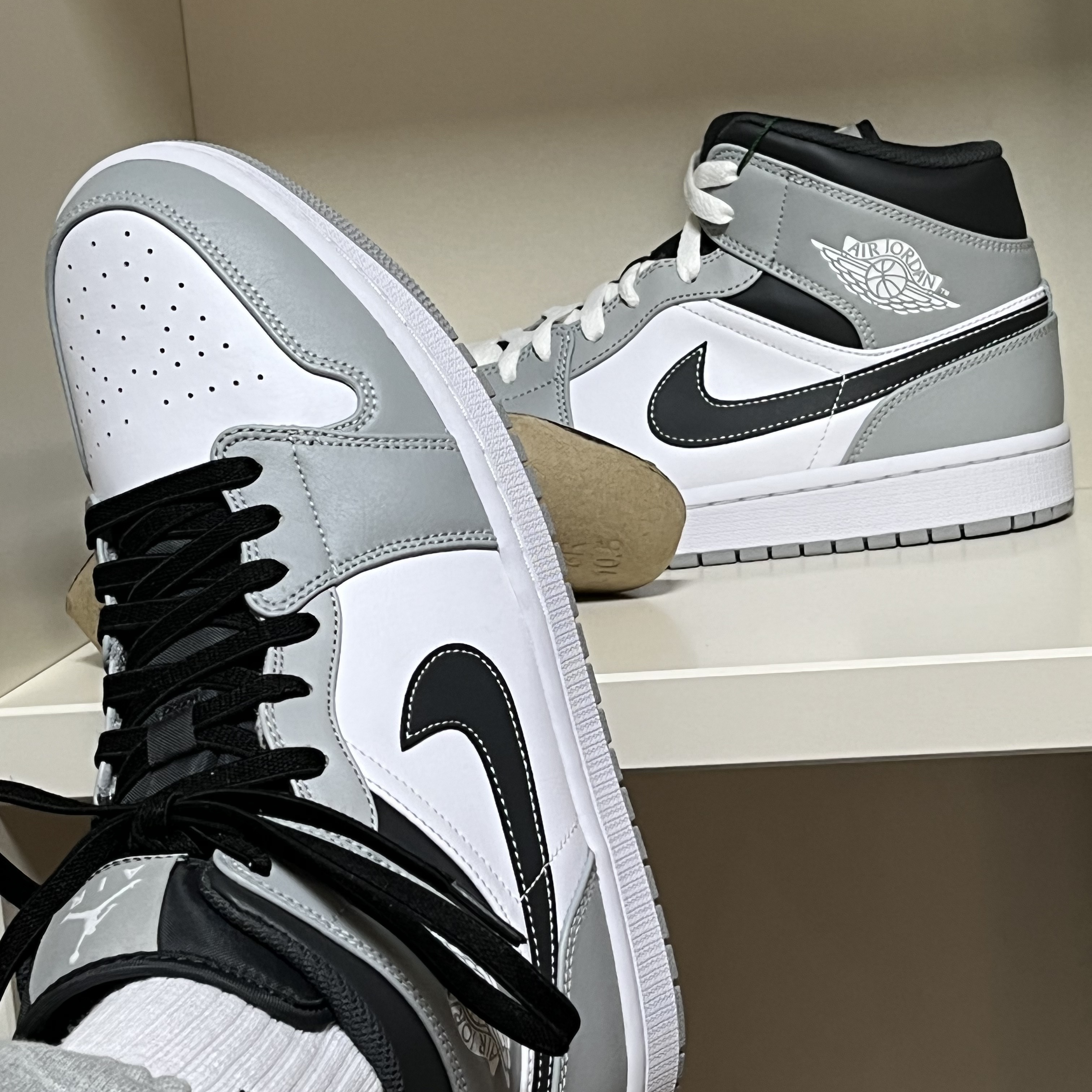 Jordan 1 Mid Light Smoke Grey Anthracite 착용 스타일 - 2