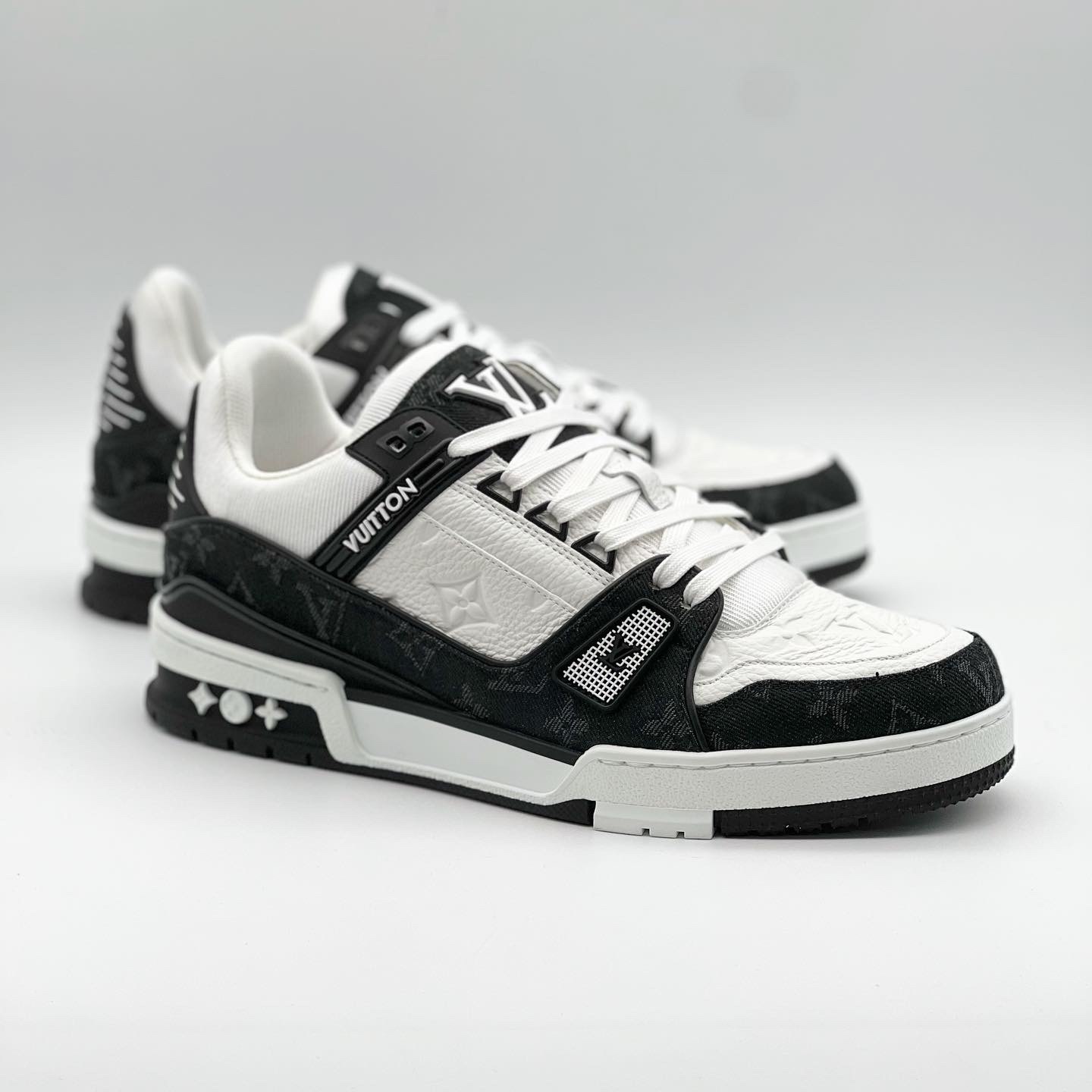 Louis Vuitton LV Trainer Sneakers Monogram Denim Black 착용 스타일 - 2